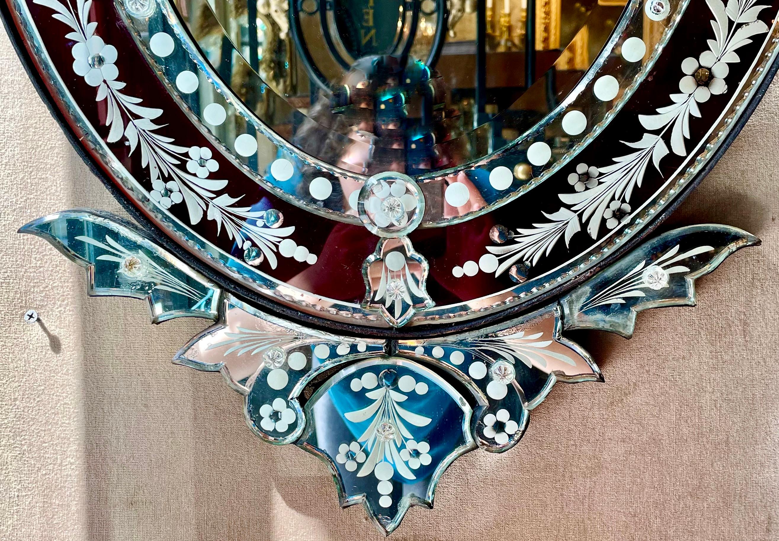 Ancien miroir vénitien italien en verre taillé de couleur canneberge, circa 1900.