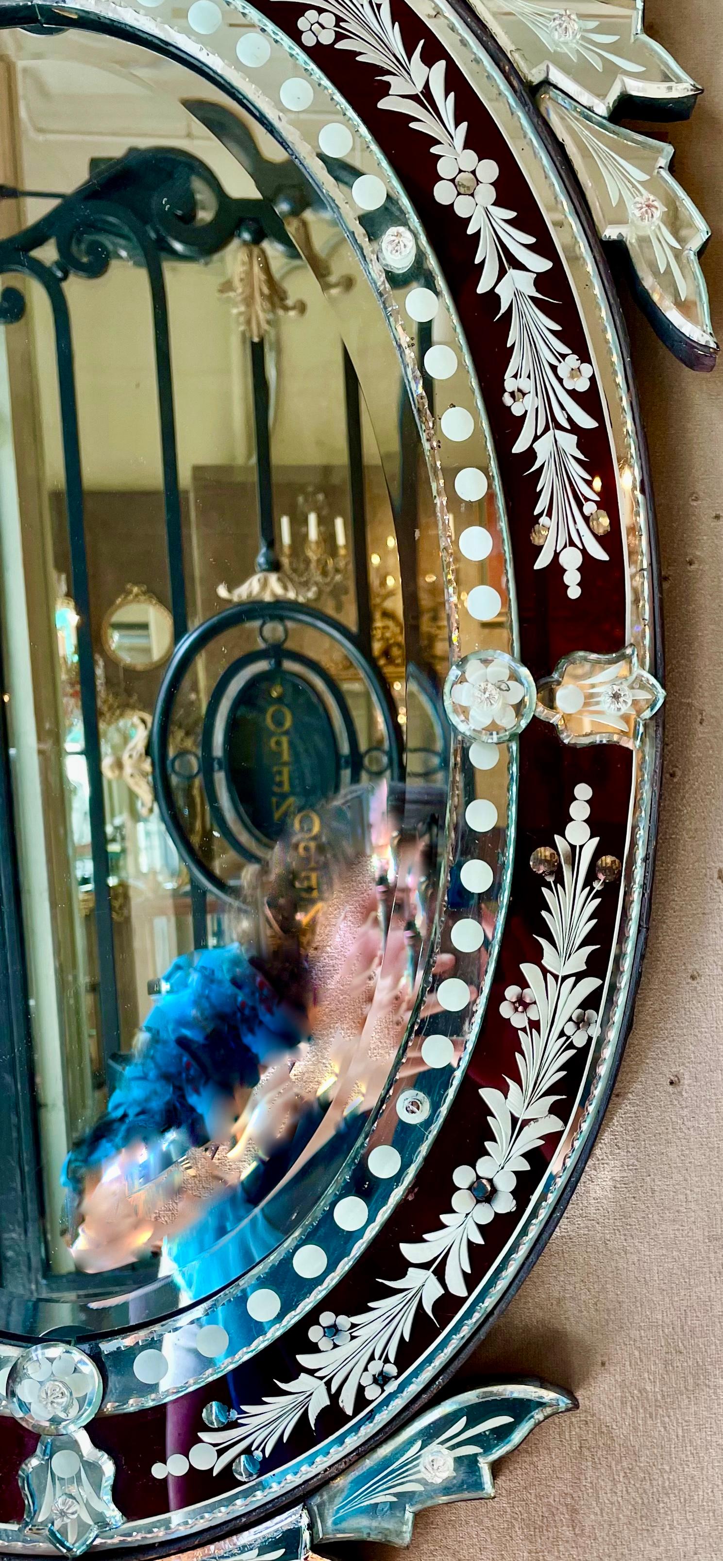 Antique miroir vénitien italien en verre coloré à la canneberge et taillé dans la masse, Circa 1900 Bon état - En vente à New Orleans, LA
