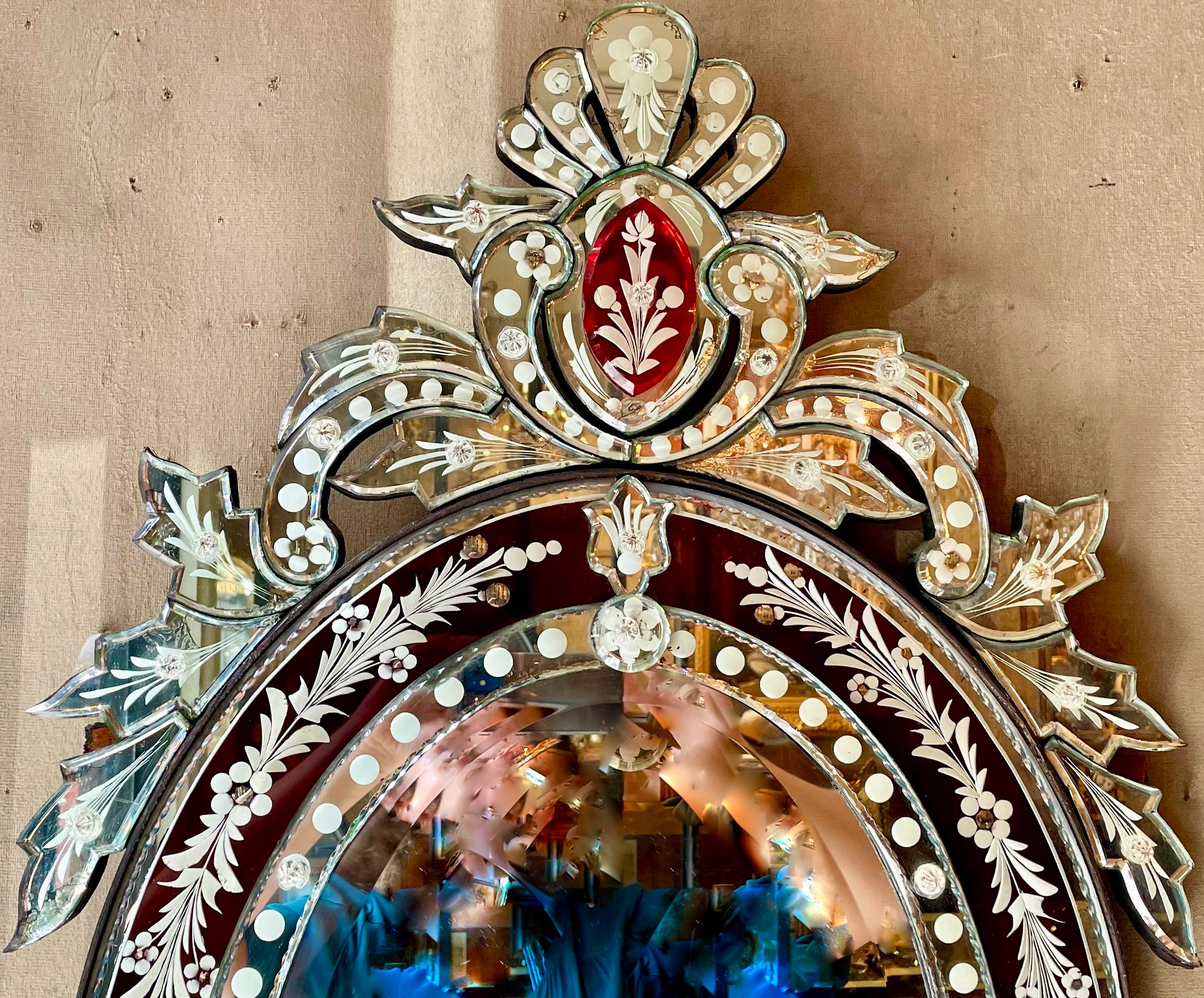 20ième siècle Antique miroir vénitien italien en verre coloré à la canneberge et taillé dans la masse, Circa 1900 en vente