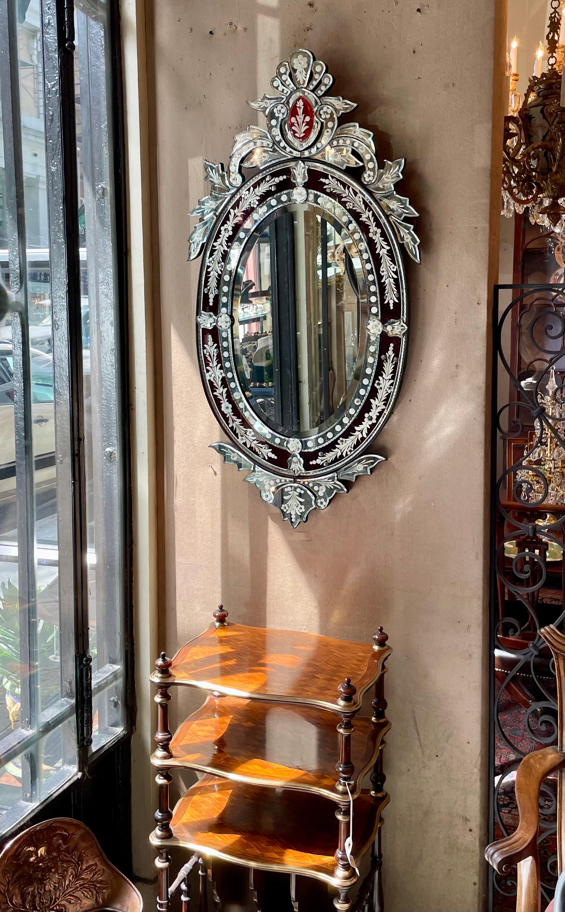 Antique miroir vénitien italien en verre coloré à la canneberge et taillé dans la masse, Circa 1900 en vente 1