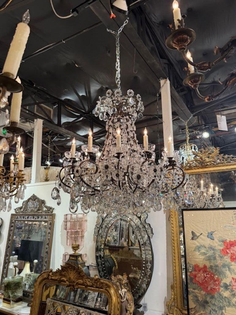 Élevez l'ambiance de votre espace avec le lustre en cristal italien antique, un mélange harmonieux de design moderne et d'élégance classique. Orné de cristaux délicats et magnifiques, dont certains en forme de fleurs.  ce lustre apporte une touche
