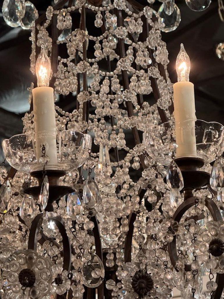Lustre italien ancien en cristal avec fleurs en vente 1