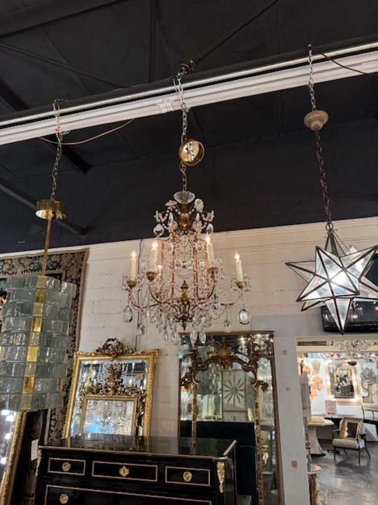 Lustre pagode italien du début du 20e siècle en métal doré et cristal. Il est orné d'un magnifique drapé de cristaux. Crée une sensation de légèreté et d'aération. C'est si joli ! Ce luminaire est livré avec une chaîne et un baldaquin assortis. Il