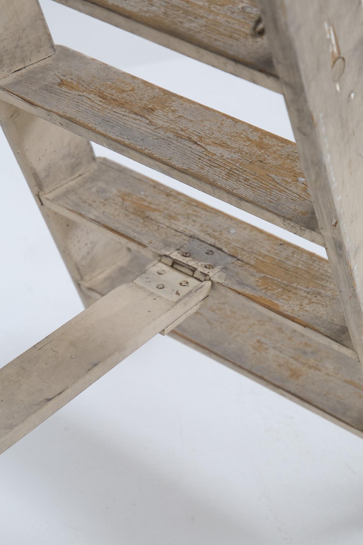 Antike italienische dekorative italienische Treppe aus beigefarbenem Holz im Angebot 5