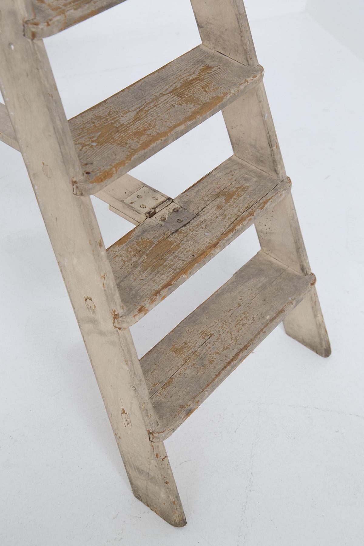 Antike italienische dekorative italienische Treppe aus beigefarbenem Holz (Italienisch) im Angebot