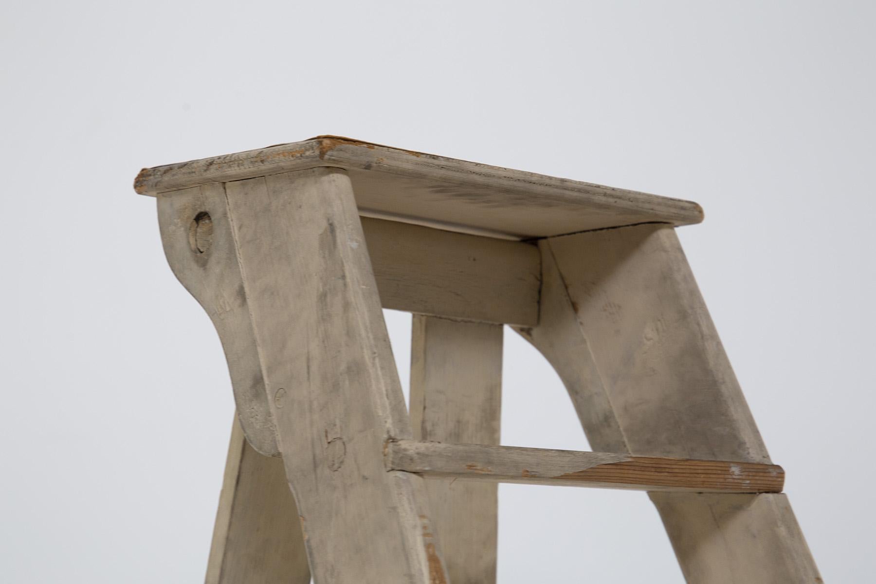Antike italienische dekorative italienische Treppe aus beigefarbenem Holz im Zustand „Relativ gut“ im Angebot in Milano, IT