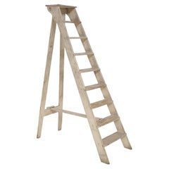 Antigua escalera decorativa italiana de madera beige