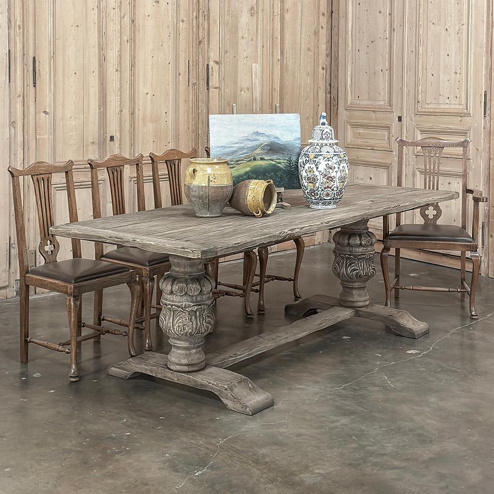 La table à manger italienne ancienne offre une surface étonnante avec un espace de genou sans précédent, créant une expérience de repas à la fois attrayante et confortable.  Fabriqué à la main à partir de planches et de bois massifs de chêne ancien,