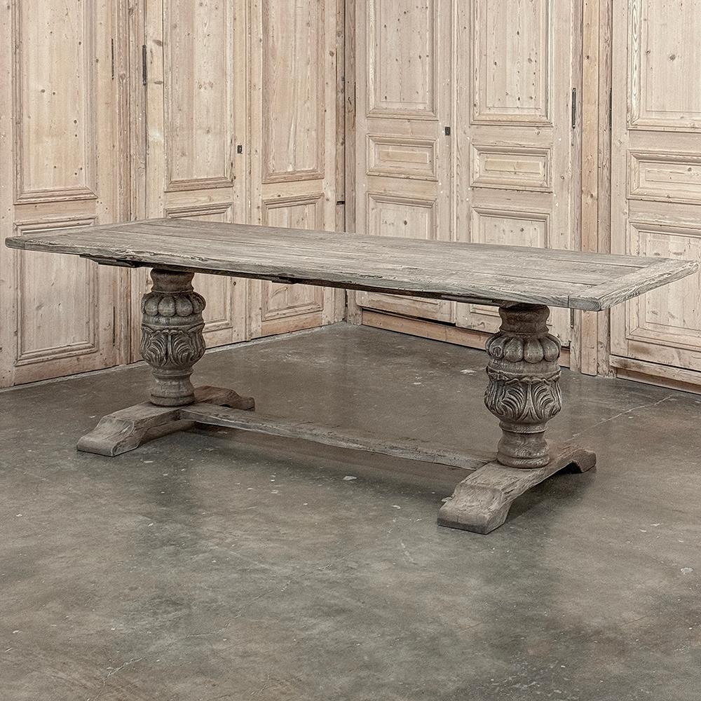 Table de salle à manger italienne ancienne en sycomore rayé Bon état - En vente à Dallas, TX