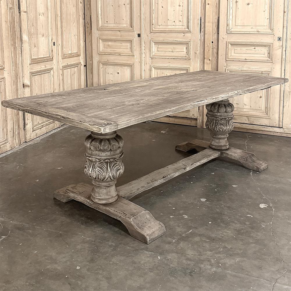 20ième siècle Table de salle à manger italienne ancienne en sycomore rayé en vente