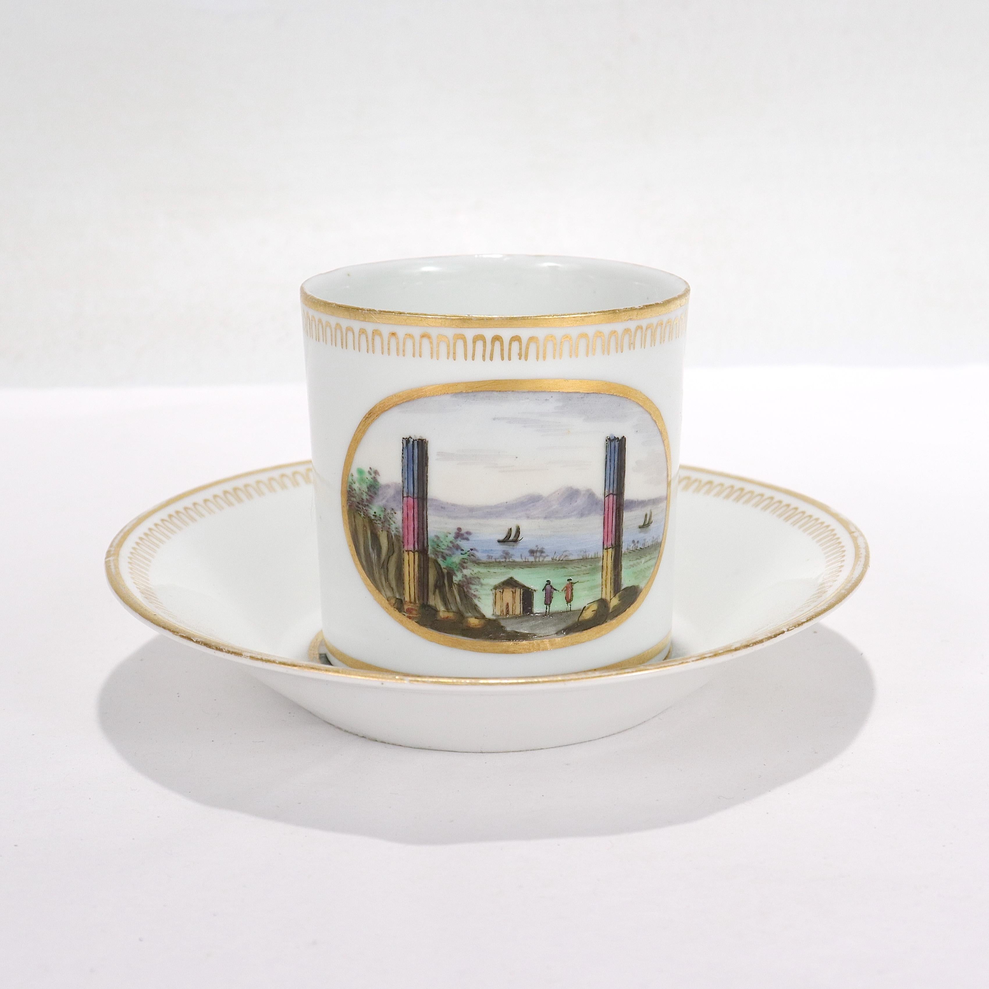Eine sehr feine antike italienische Doccia Topographische Porzellan neoklassischen Tasse und Untertasse.

Von der Porzellanmanufaktur Doccia, um 1820.

Mit gemalten topographischen Szenen aus Email: die Tasse zeigt die 