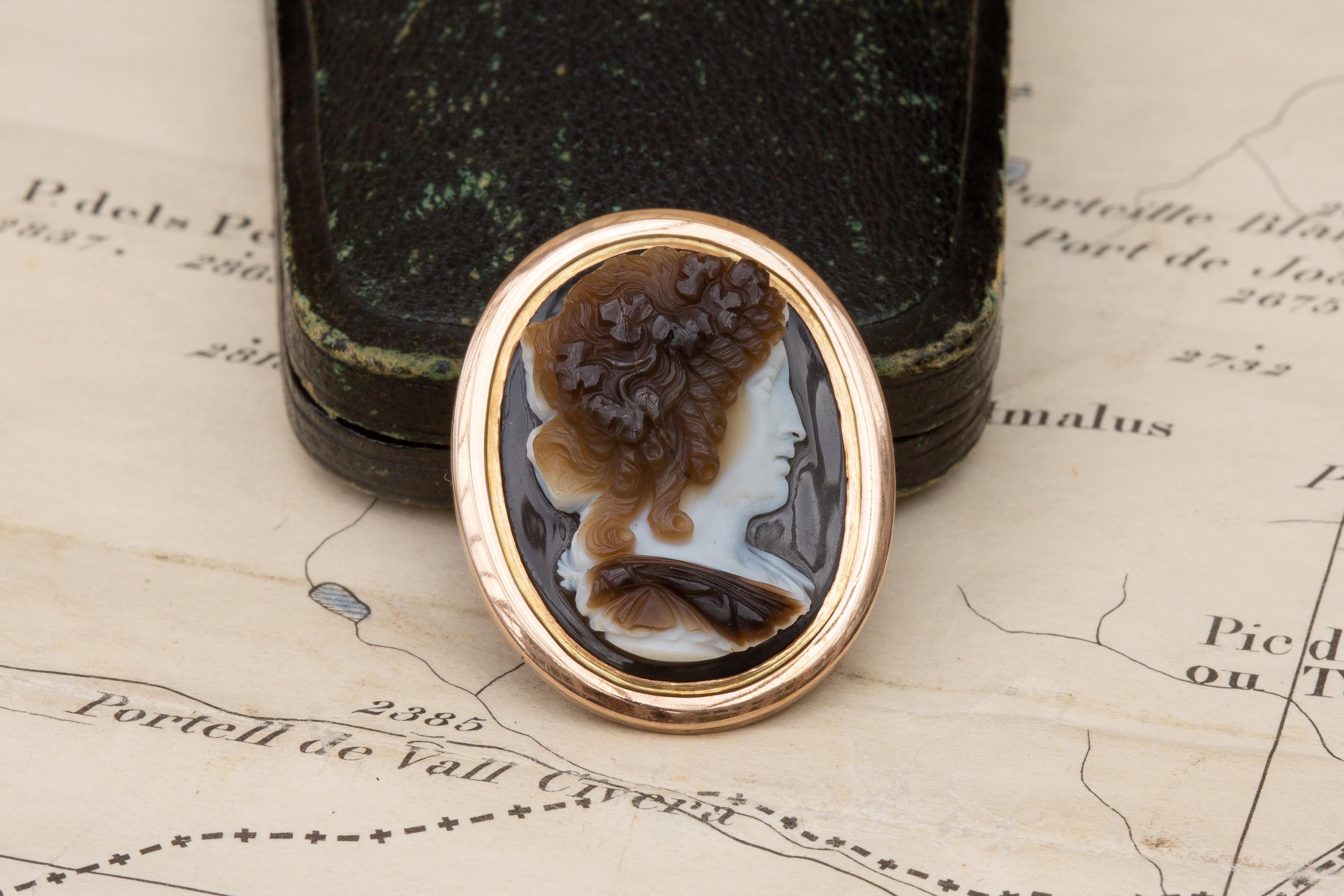 Oval Cut Antique Italian Early 19th Century Gold Cameo Pendant, Circle of Nicolo Morelli For Sale