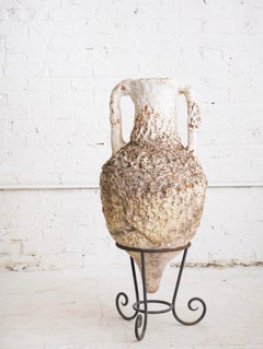 Antico vaso di terracotta italiano su supporto di ferro