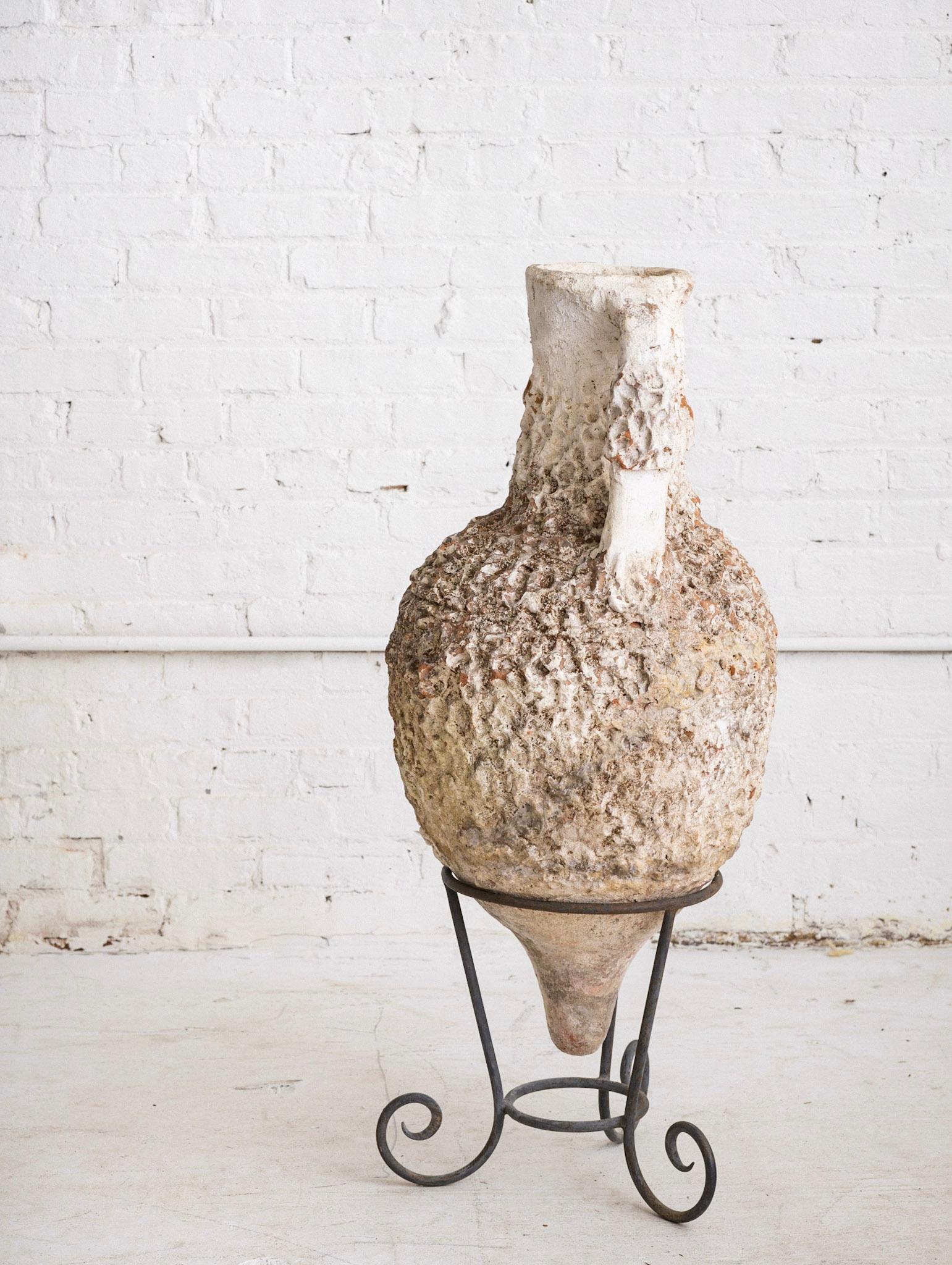 Rustique Vase italien ancien en faïence sur support en fer en vente