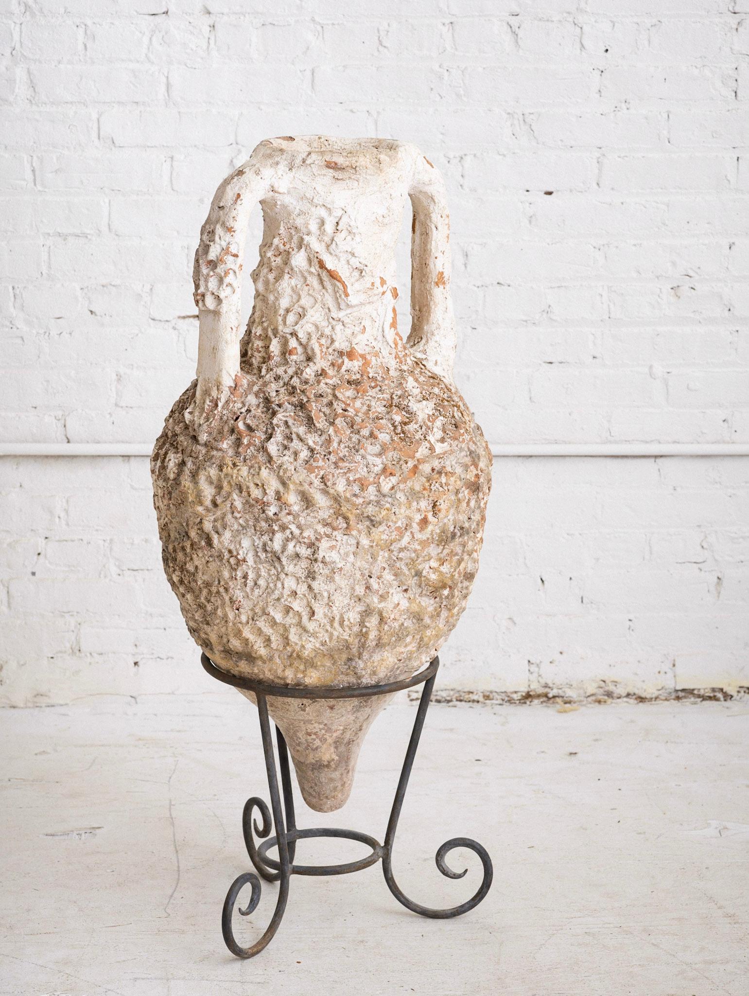 Vase italien ancien en faïence sur support en fer Bon état - En vente à Brooklyn, NY