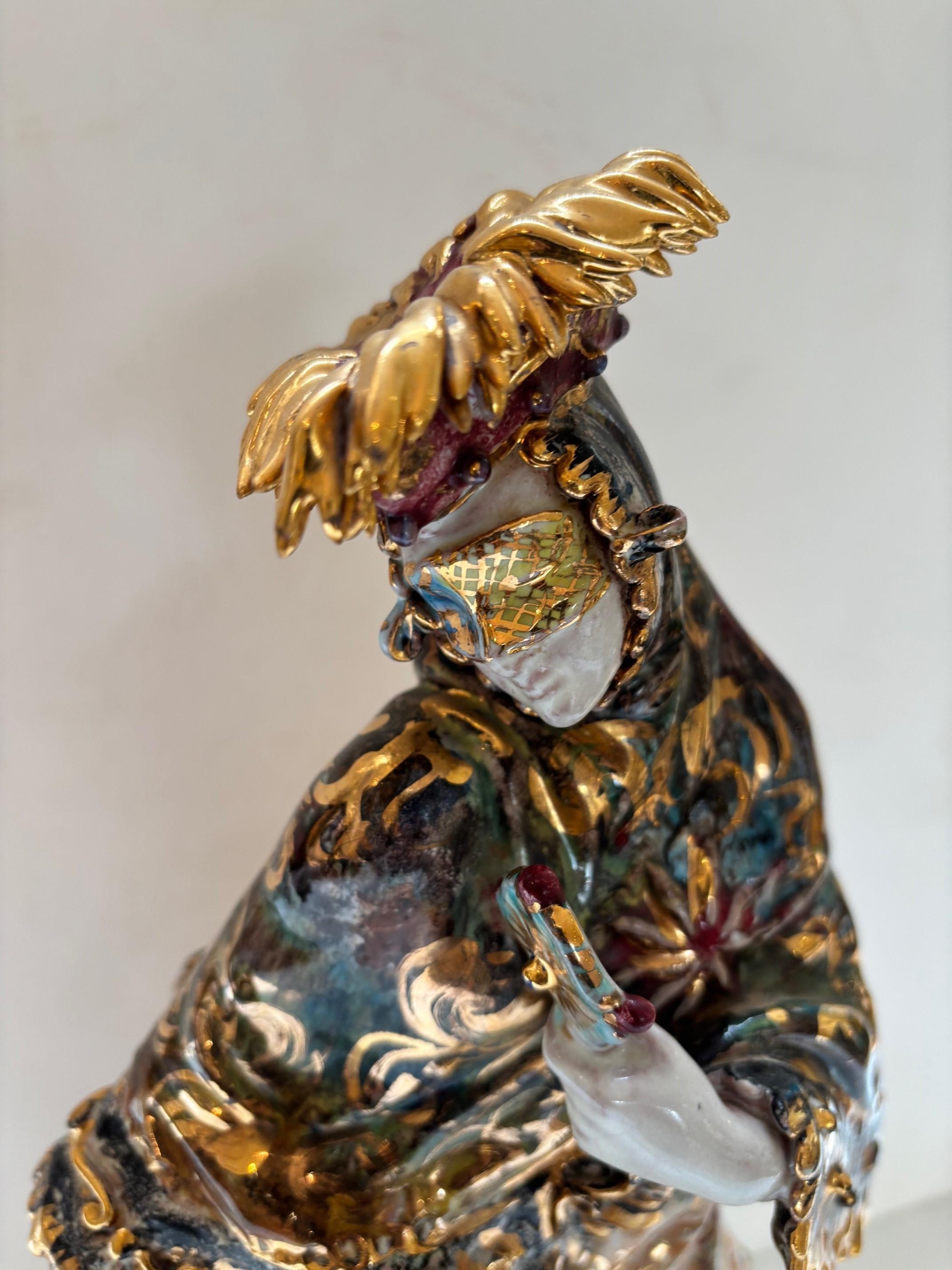 Antike italienische, aufwendig verzierte Keramikskulptur von Prof. Eugenio Pattarino, zeigt die Form einer Frau mit venezianischer Maske und bunter Draperie, die mit Gold, Blau und Rot verziert ist, signiert und markiert unter dem Sockel der