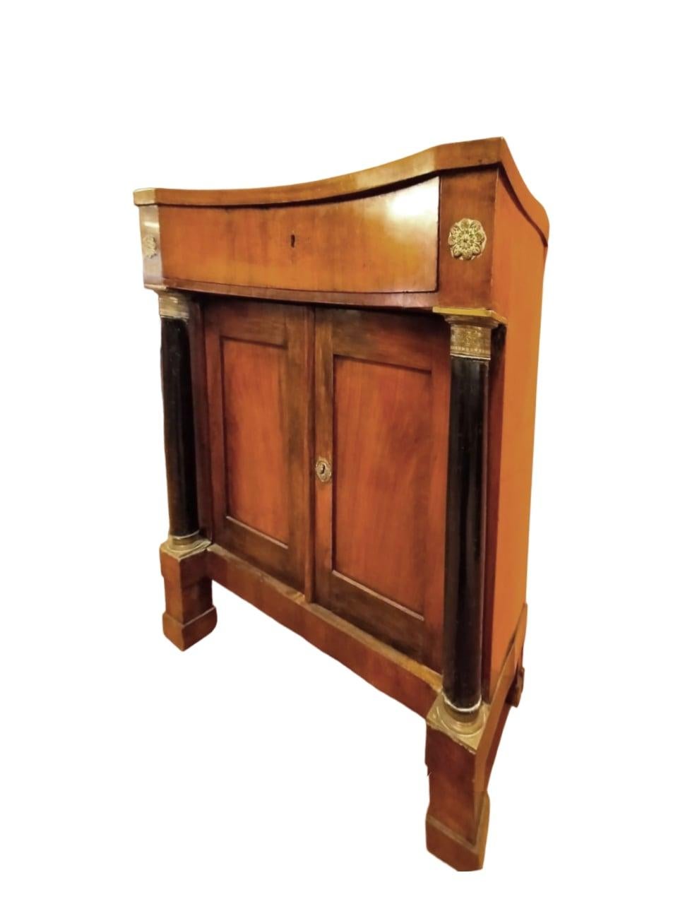 Antique Italian Empire cabinet from the early 19th century In Good Condition For Sale In Cesena, FC