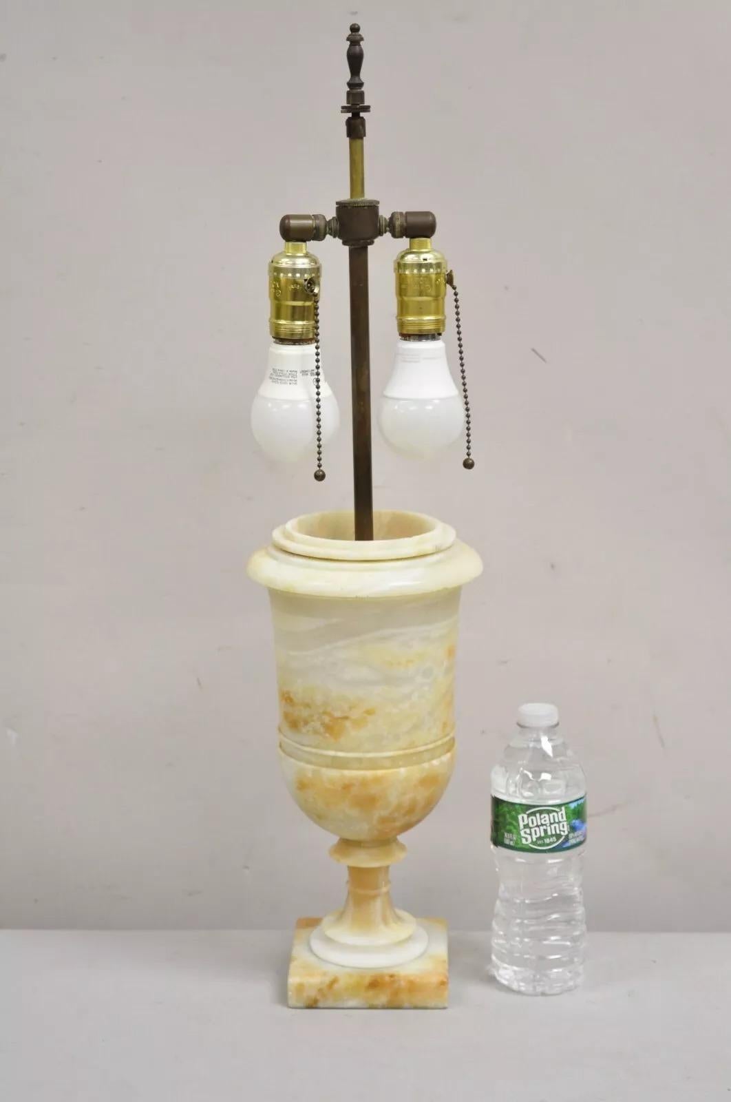 Ancienne lampe de bureau italienne Urne sculptée en marbre et albâtre de style Empire Regency en vente 3