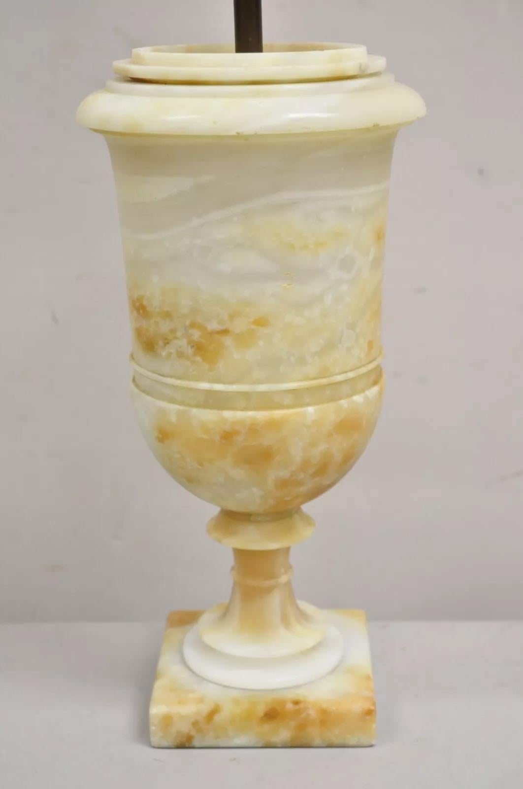 Autre Ancienne lampe de bureau italienne Urne sculptée en marbre et albâtre de style Empire Regency en vente