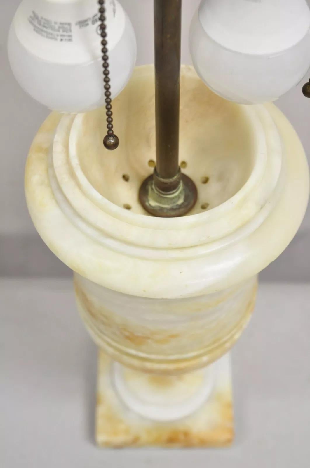 Inconnu Ancienne lampe de bureau italienne Urne sculptée en marbre et albâtre de style Empire Regency en vente