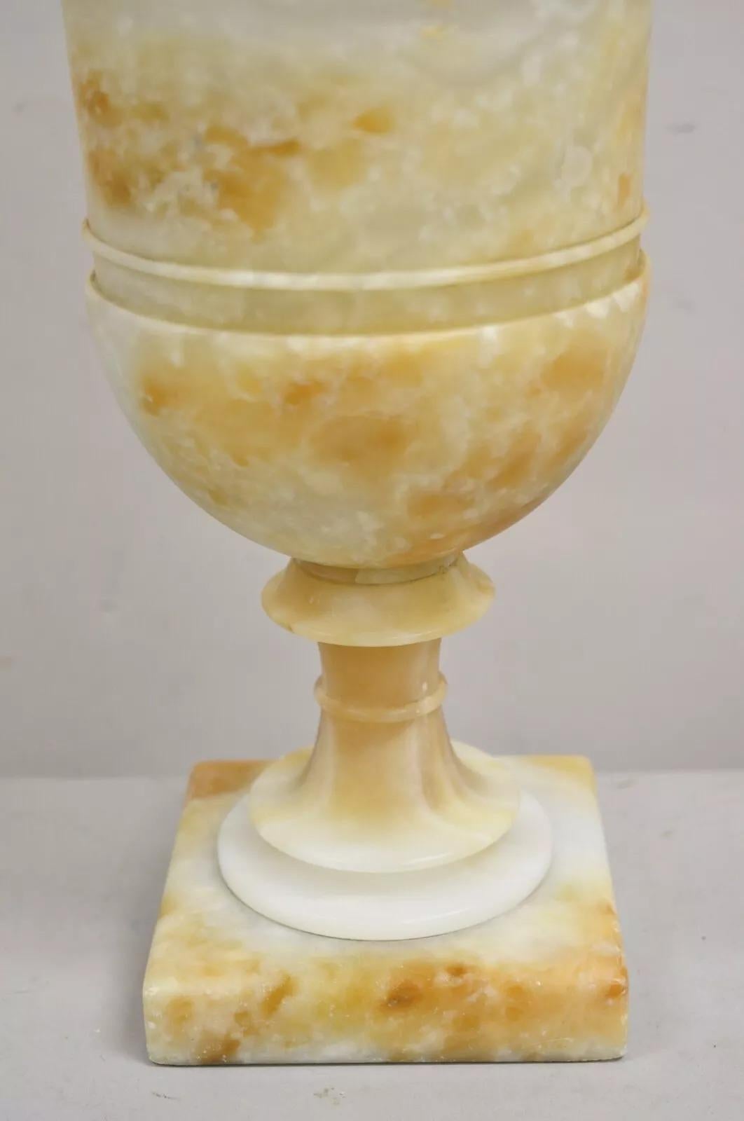 20ième siècle Ancienne lampe de bureau italienne Urne sculptée en marbre et albâtre de style Empire Regency en vente