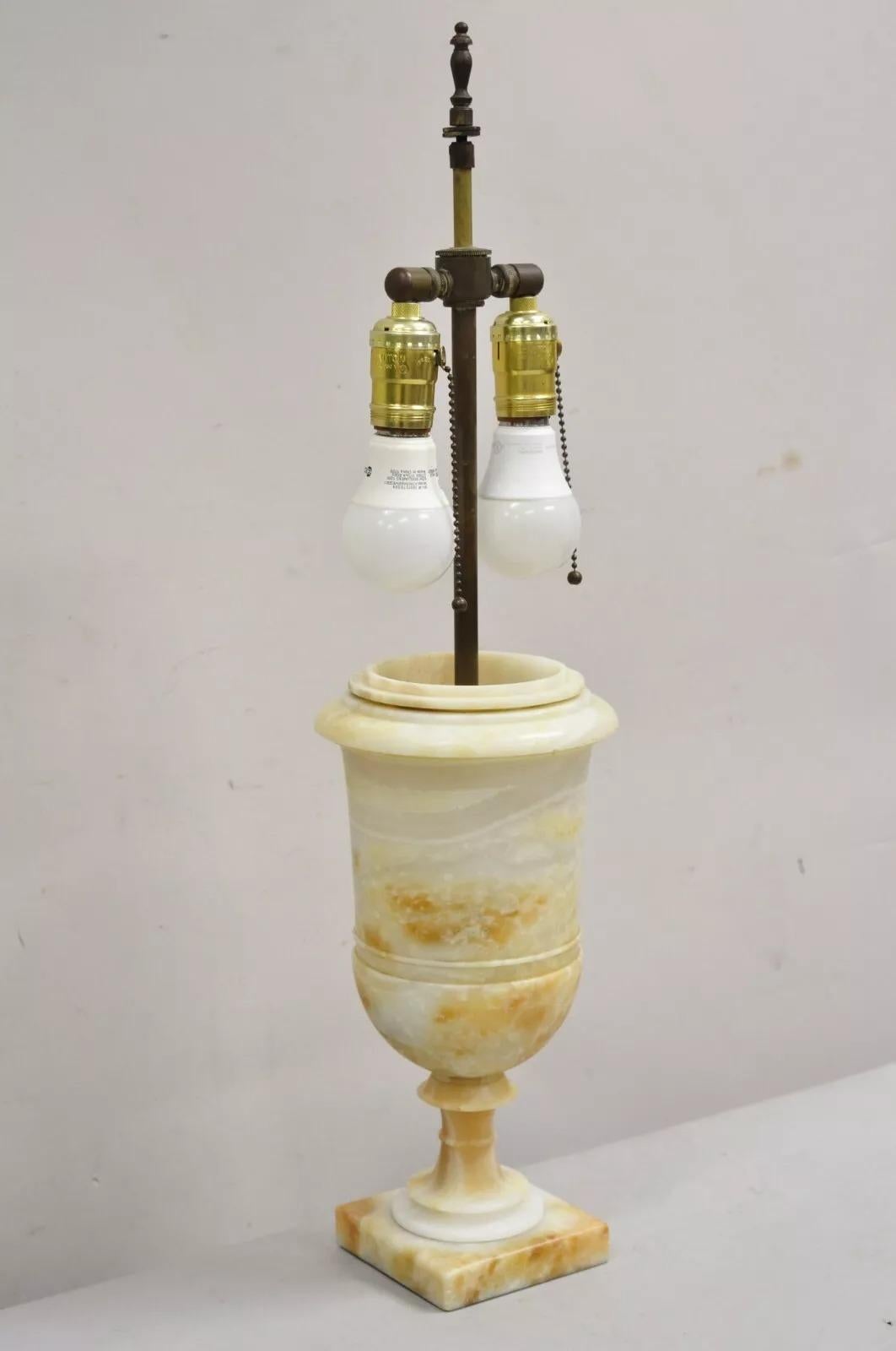 Ancienne lampe de bureau italienne Urne sculptée en marbre et albâtre de style Empire Regency en vente 1