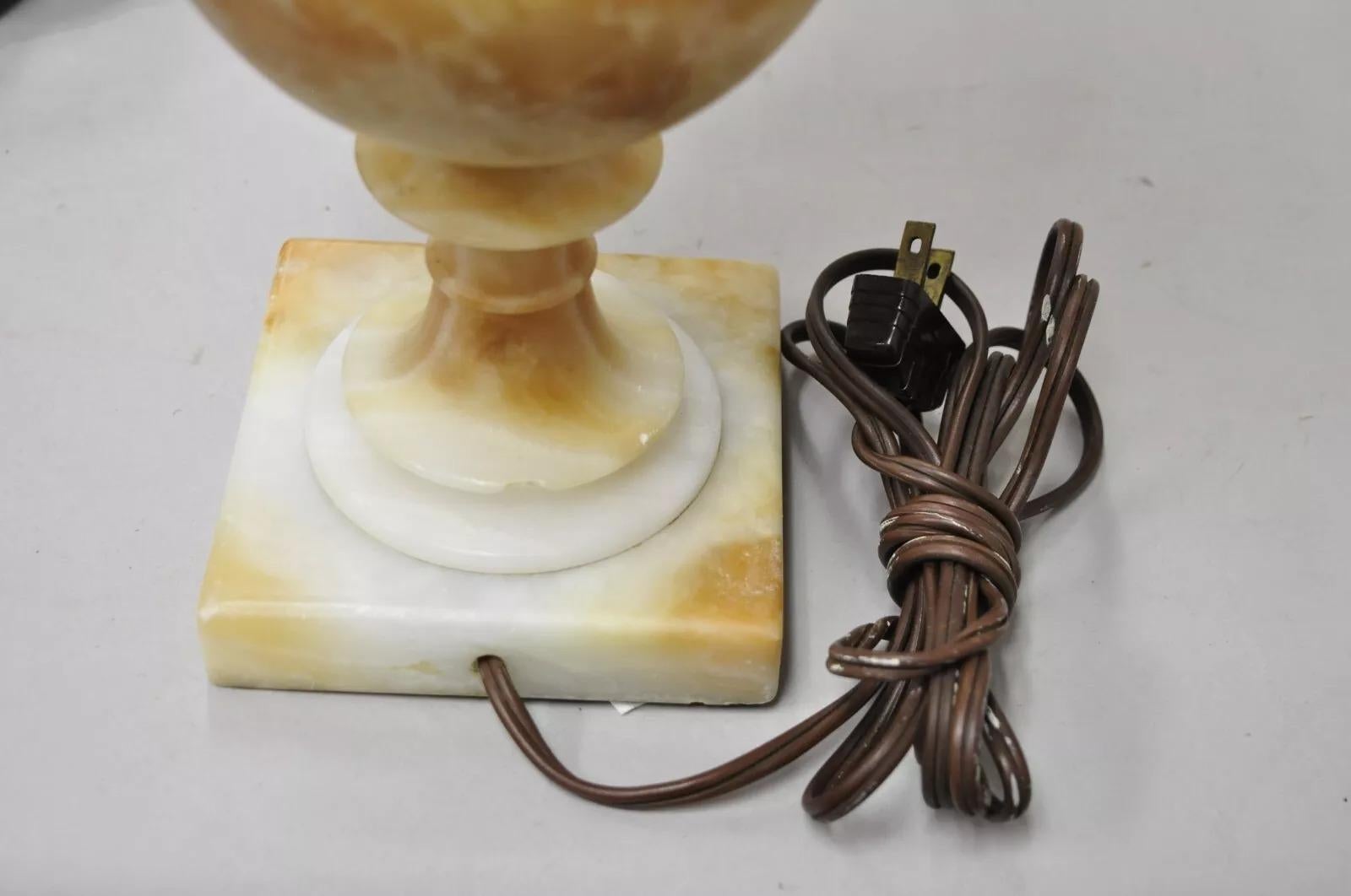 Ancienne lampe de bureau italienne Urne sculptée en marbre et albâtre de style Empire Regency en vente 2