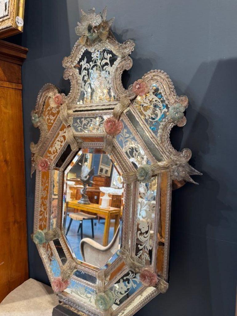 L'Antique Mirror italiano inciso con fiori rosa è uno splendido pezzo d'arredamento che aggiunge un tocco di eleganza a qualsiasi camera da letto. Lo specchio presenta intricate incisioni e delicati fiori rosa che gli conferiscono un aspetto unico e