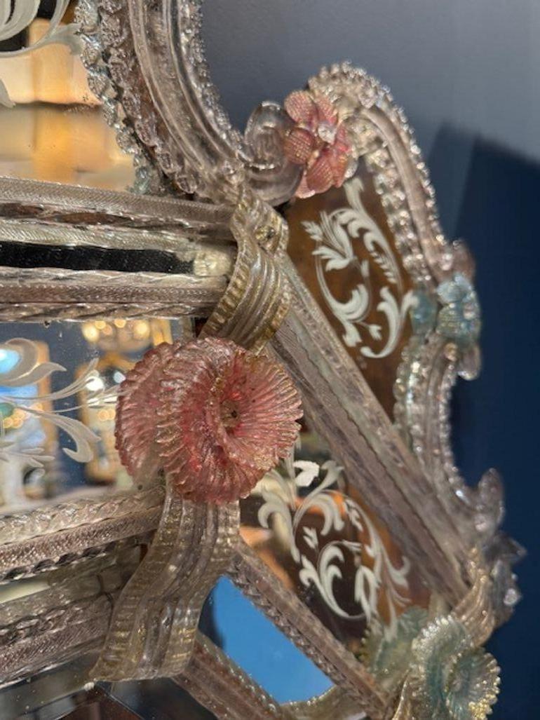 Realizzato con acquaforte Antique Mirror veneziano inciso con fiori rosa in vendita