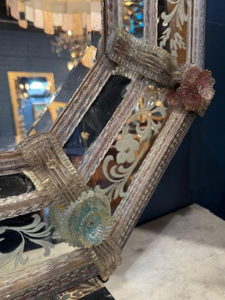 Antique Mirror veneziano inciso con fiori rosa In condizioni buone in vendita a Dallas, TX