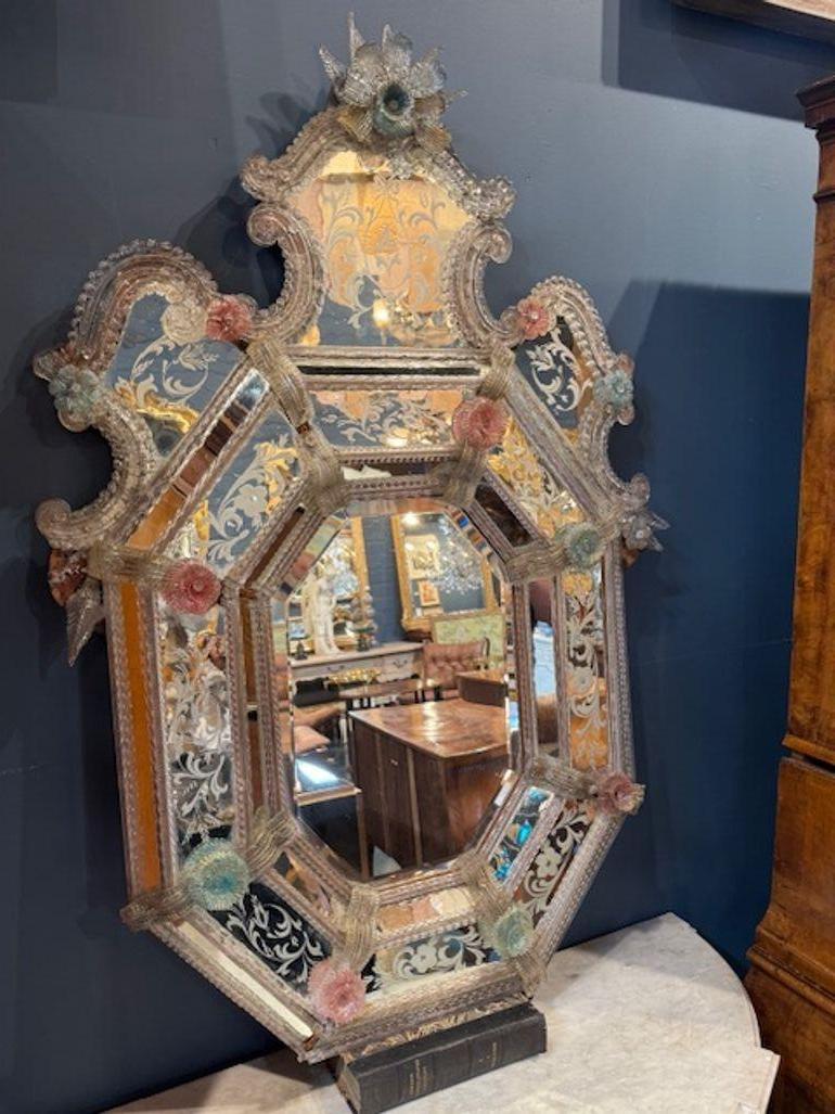 XX secolo Antique Mirror veneziano inciso con fiori rosa in vendita