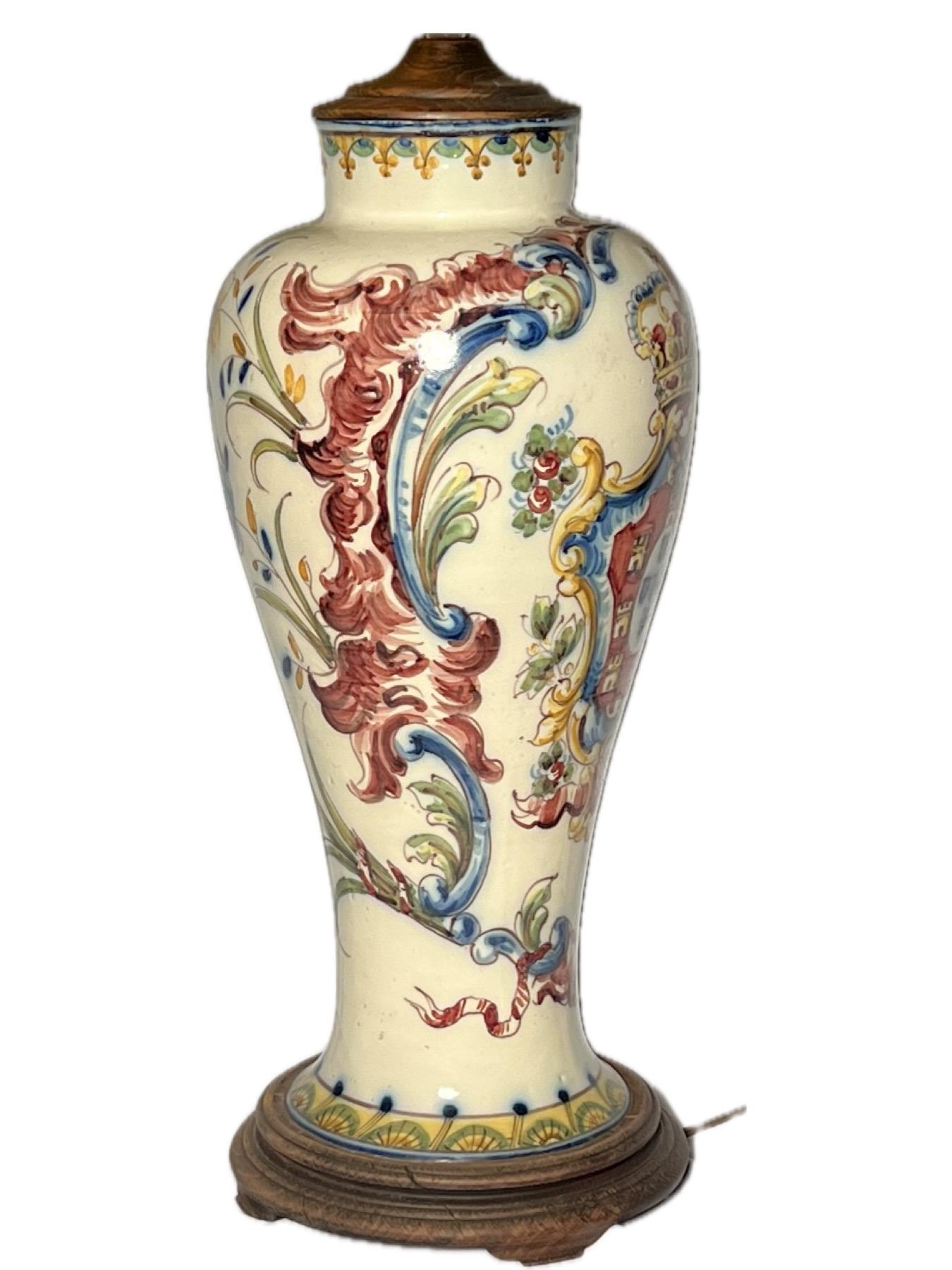 Antike italienische Fayence-Majolika-Porzellanvase, umgewandelt in eine Lampe, CIRCA 1880.