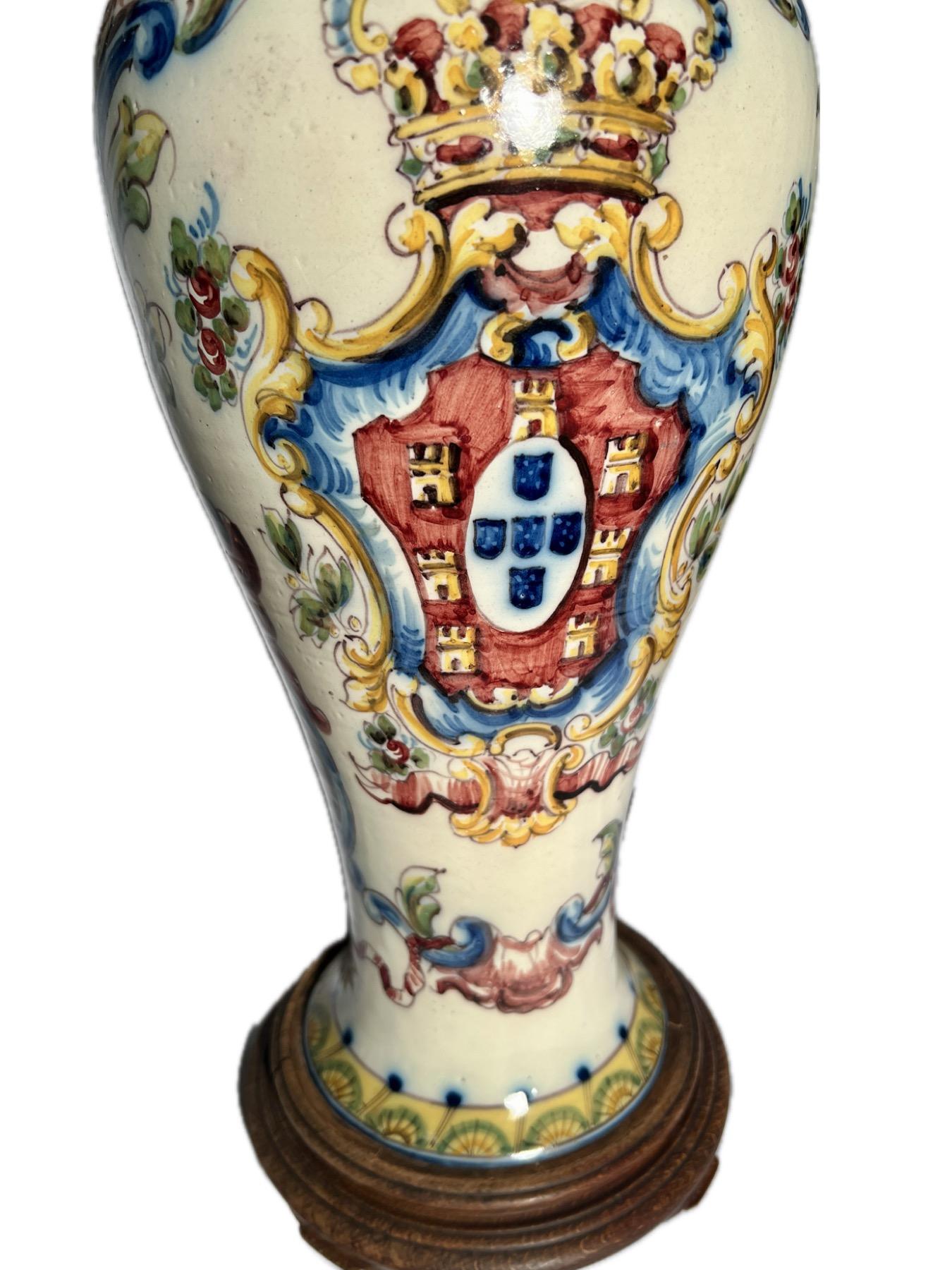 Antike italienische Fayence-Majolika-Porzellanvase aus Majolika, umgewandelt in eine Lampe, um 1880   (19. Jahrhundert) im Angebot