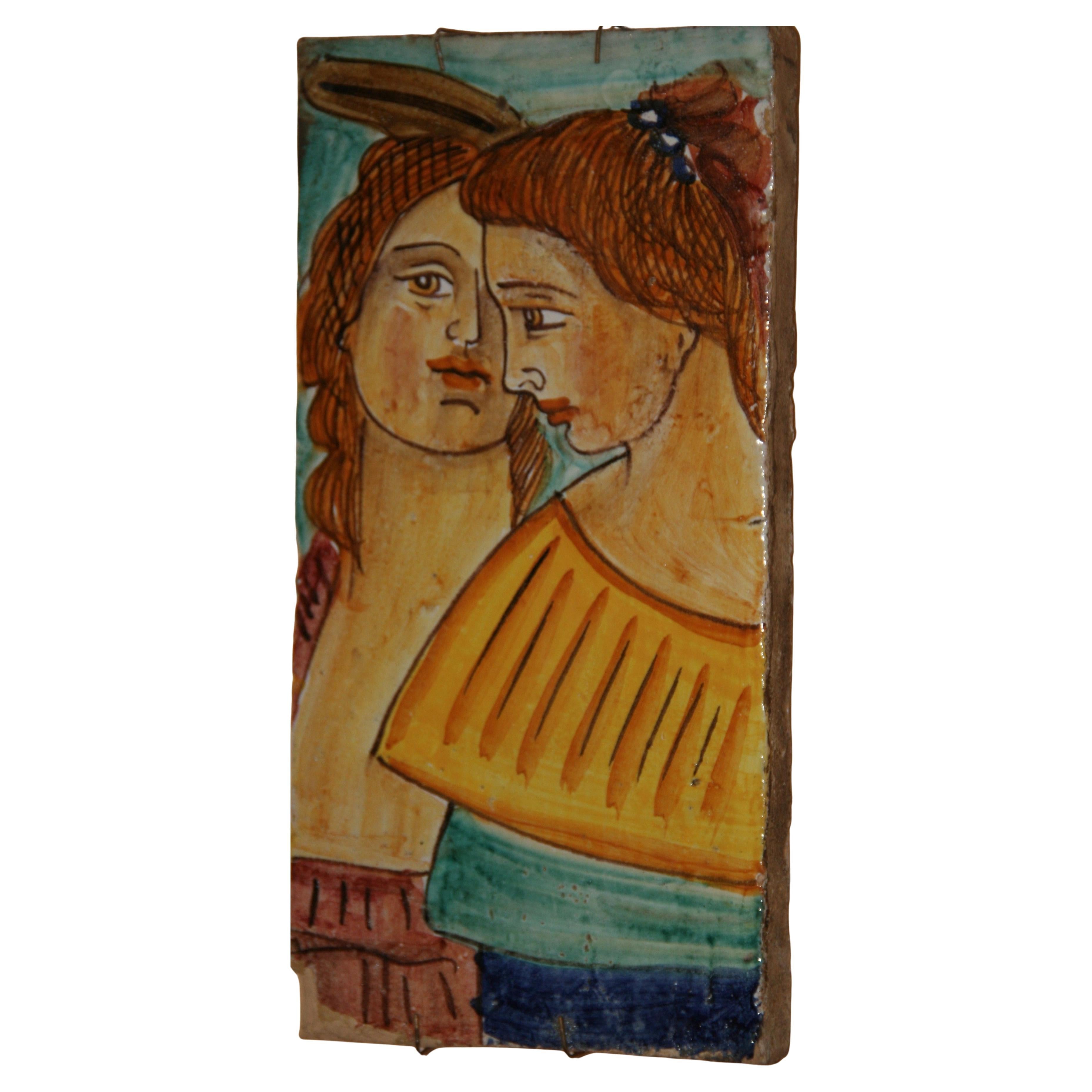 Antica mattonella italiana in ceramica dipinta figurata "Due sorelle in vendita