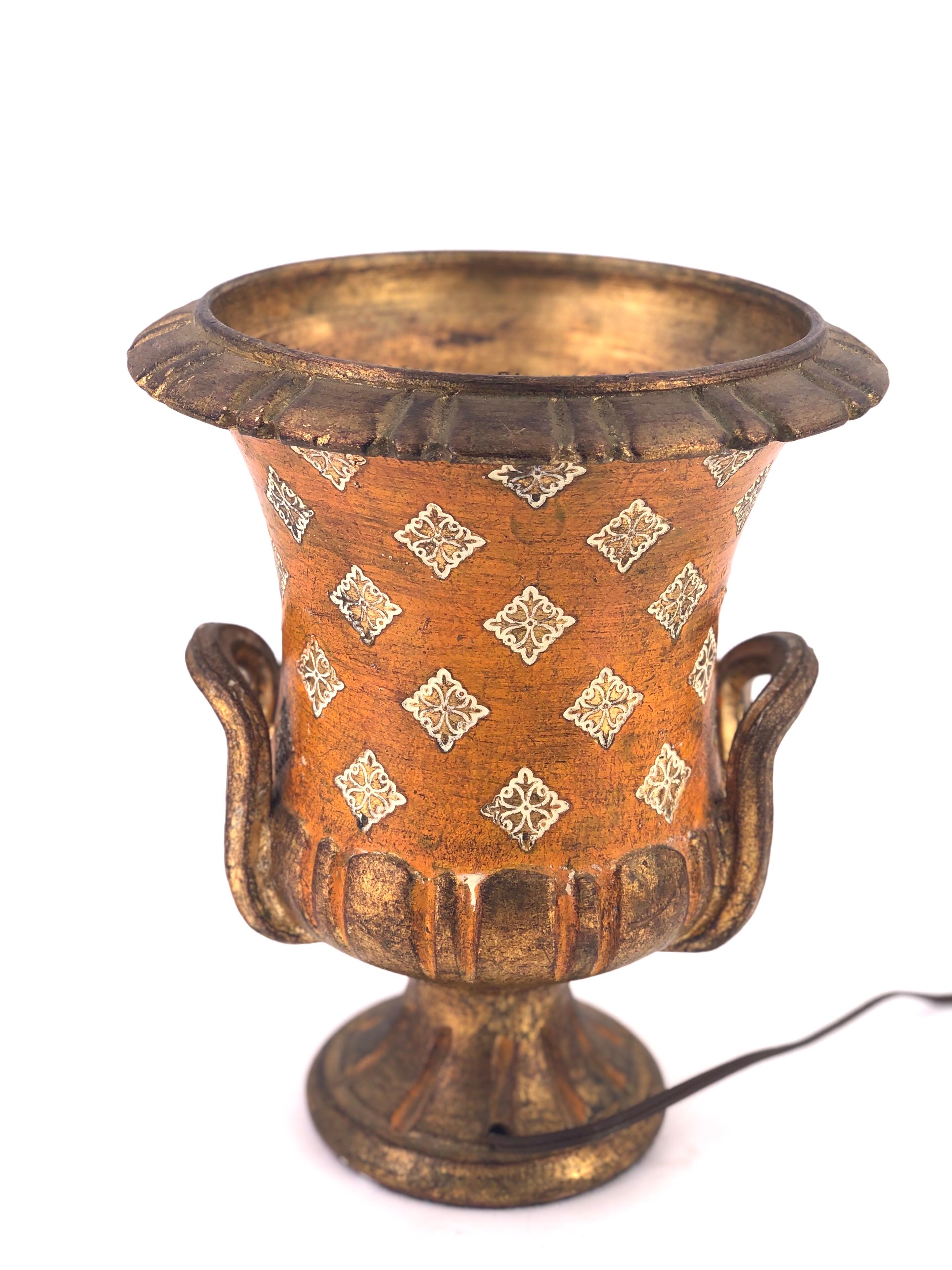 Élégante et magnifique lampe de table italienne en céramique, datant des années 1950, avec une finition en feuille d'or, et recousue à la main.