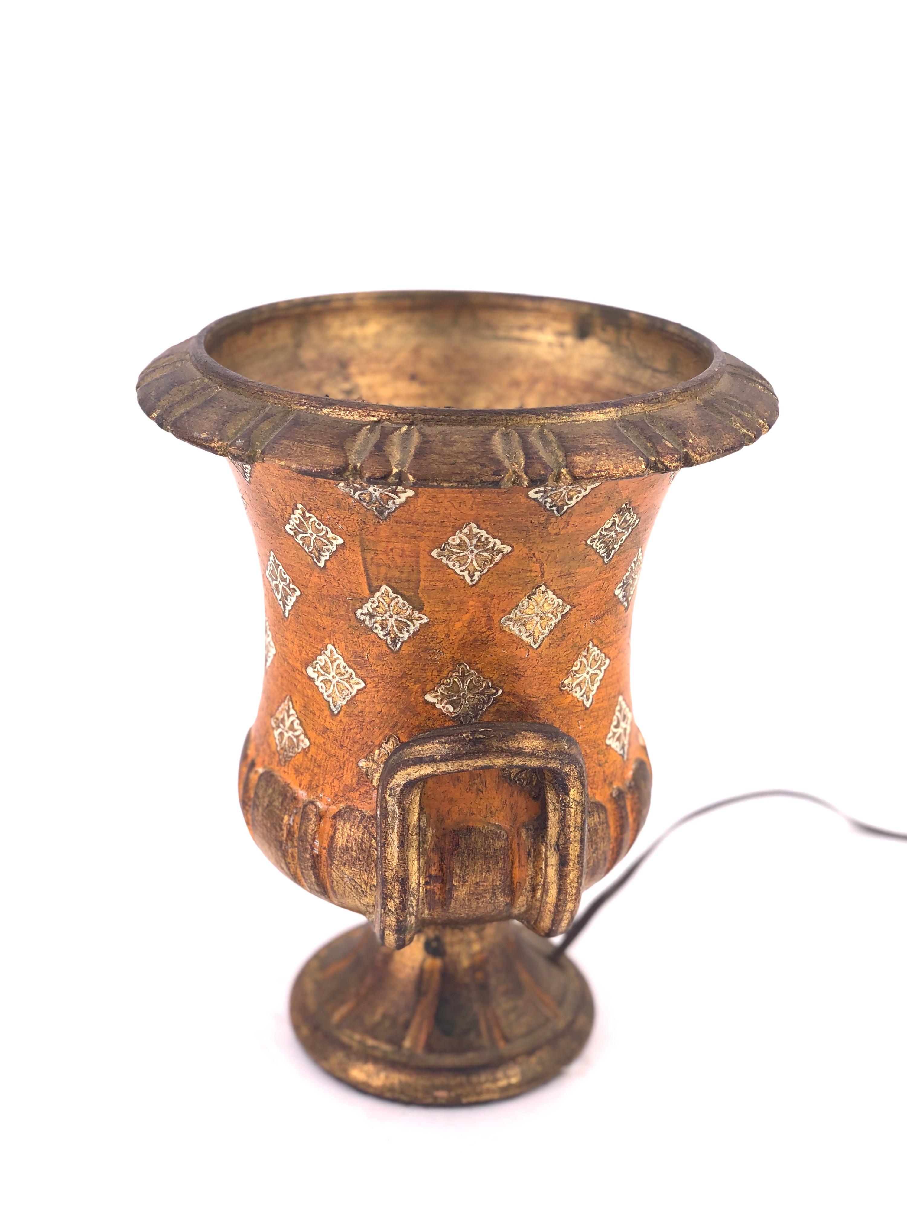 Hollywood Regency Lampe d'appoint italienne ancienne en céramique florentine en forme de vase en vente