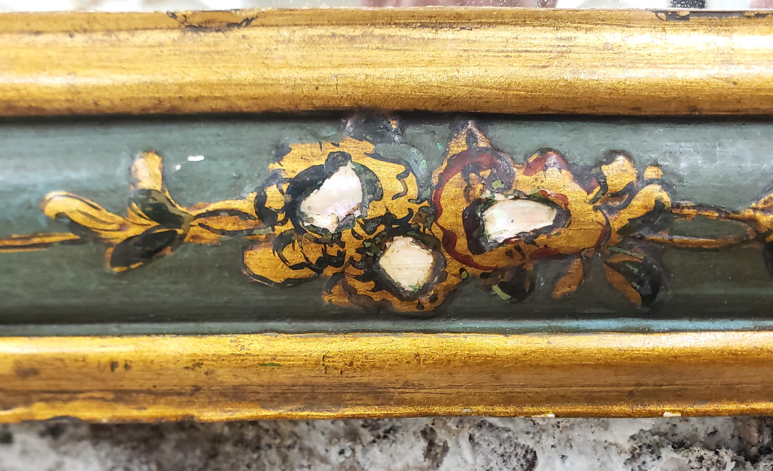 Antique Wood Wood Mirror Florentine encadré avec des fleurs peintes à la main en vente 3