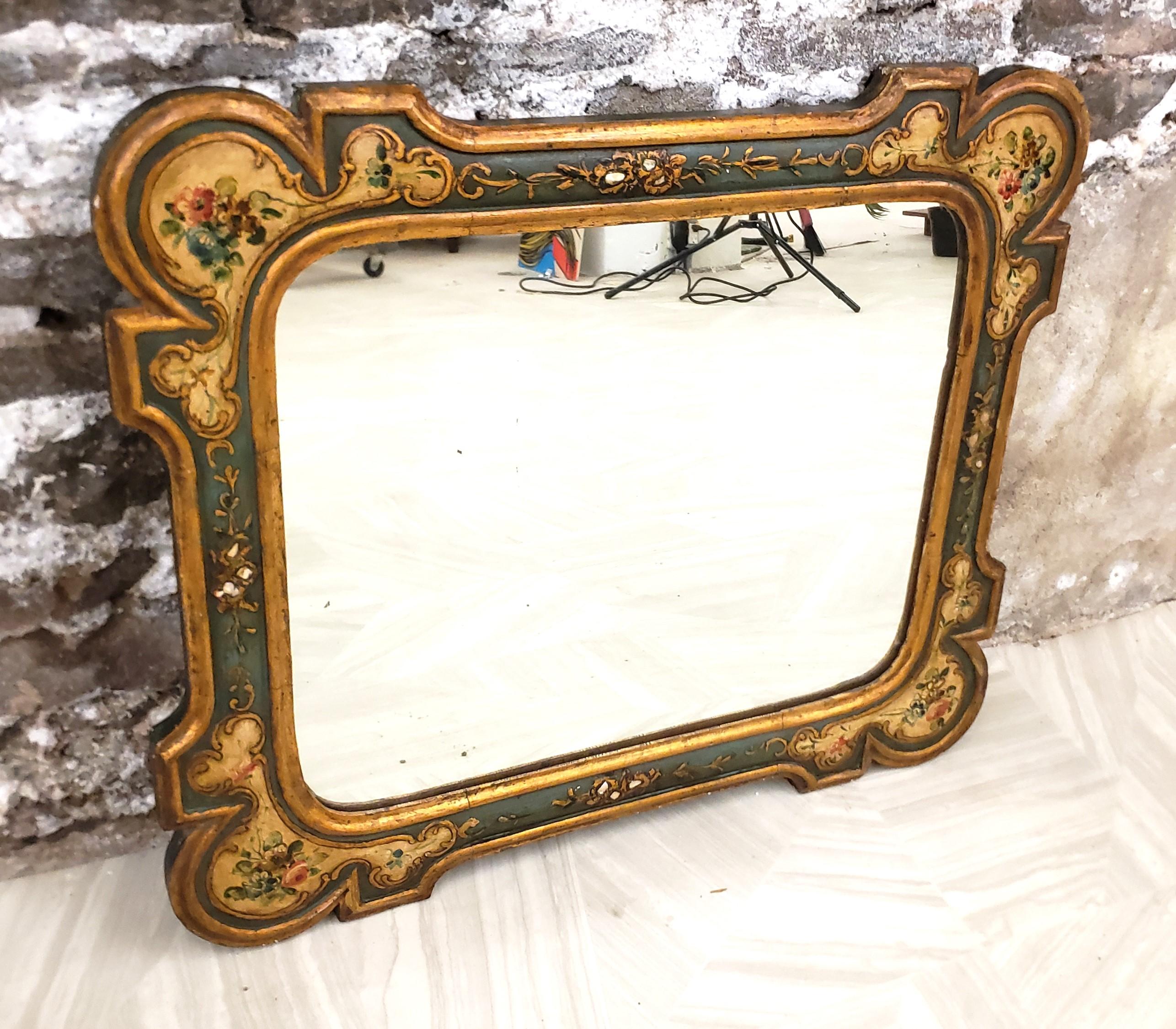 Ce miroir mural ancien ne porte pas de signature de fabricant, mais on suppose qu'il provient d'Italie, qu'il date d'environ 1900 et qu'il a été réalisé dans le style Florentine de l'époque. Le cadre du miroir est composé d'un bois tendre de forme