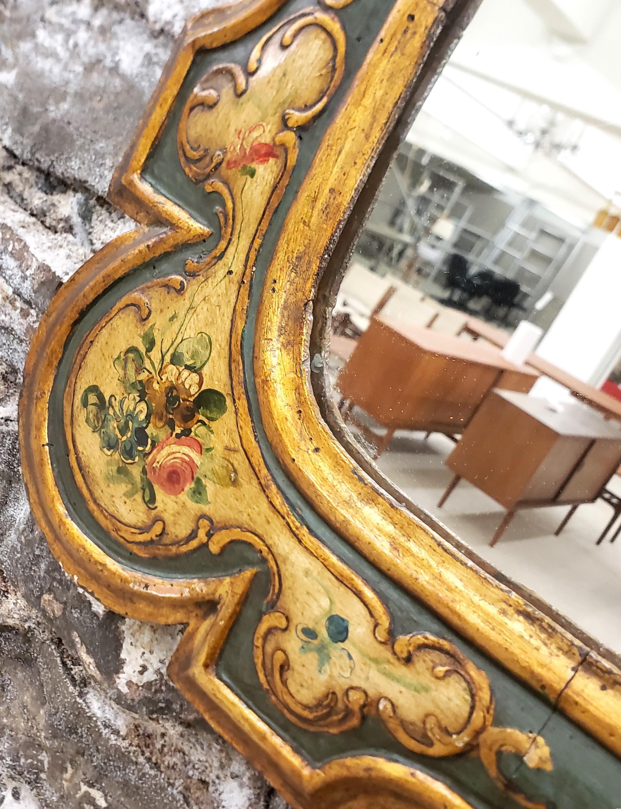 Verre Antique Wood Wood Mirror Florentine encadré avec des fleurs peintes à la main en vente