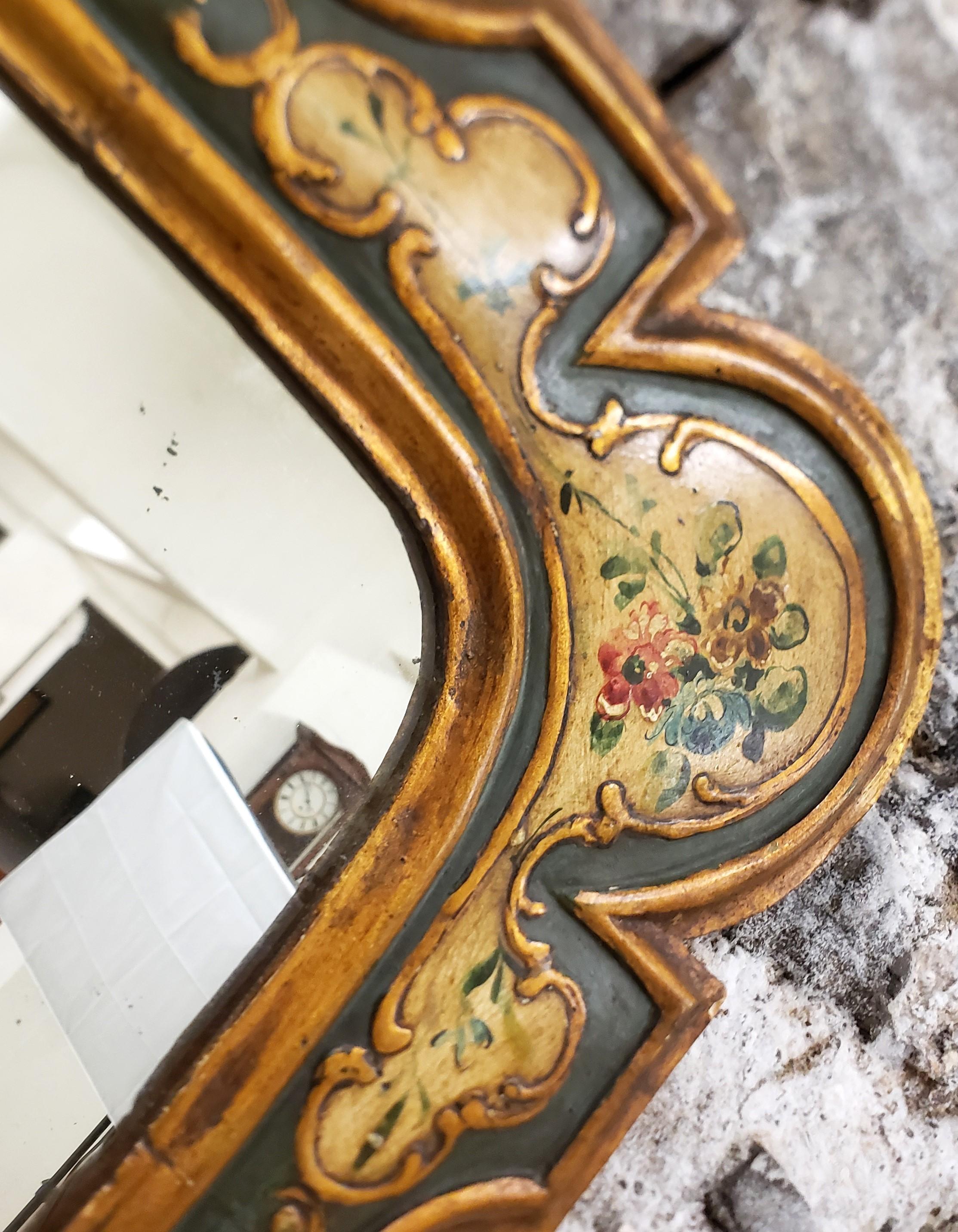 Antike italienische Florentine Holz gerahmt Wandspiegel mit handgemalten Blumen im Angebot 1