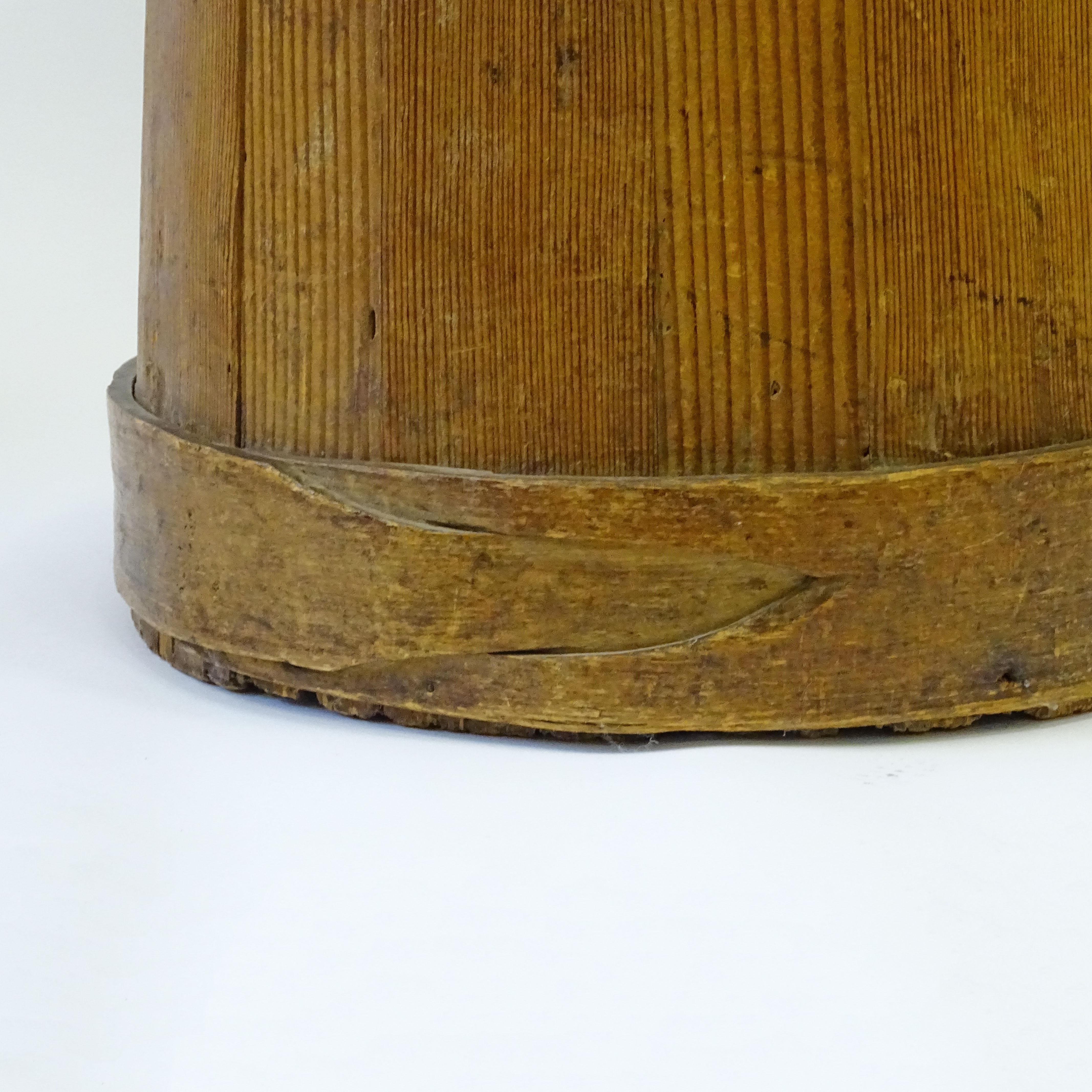 Artisanat Récipient à blé antique d'art populaire italien utilisé comme support de plantes. en vente
