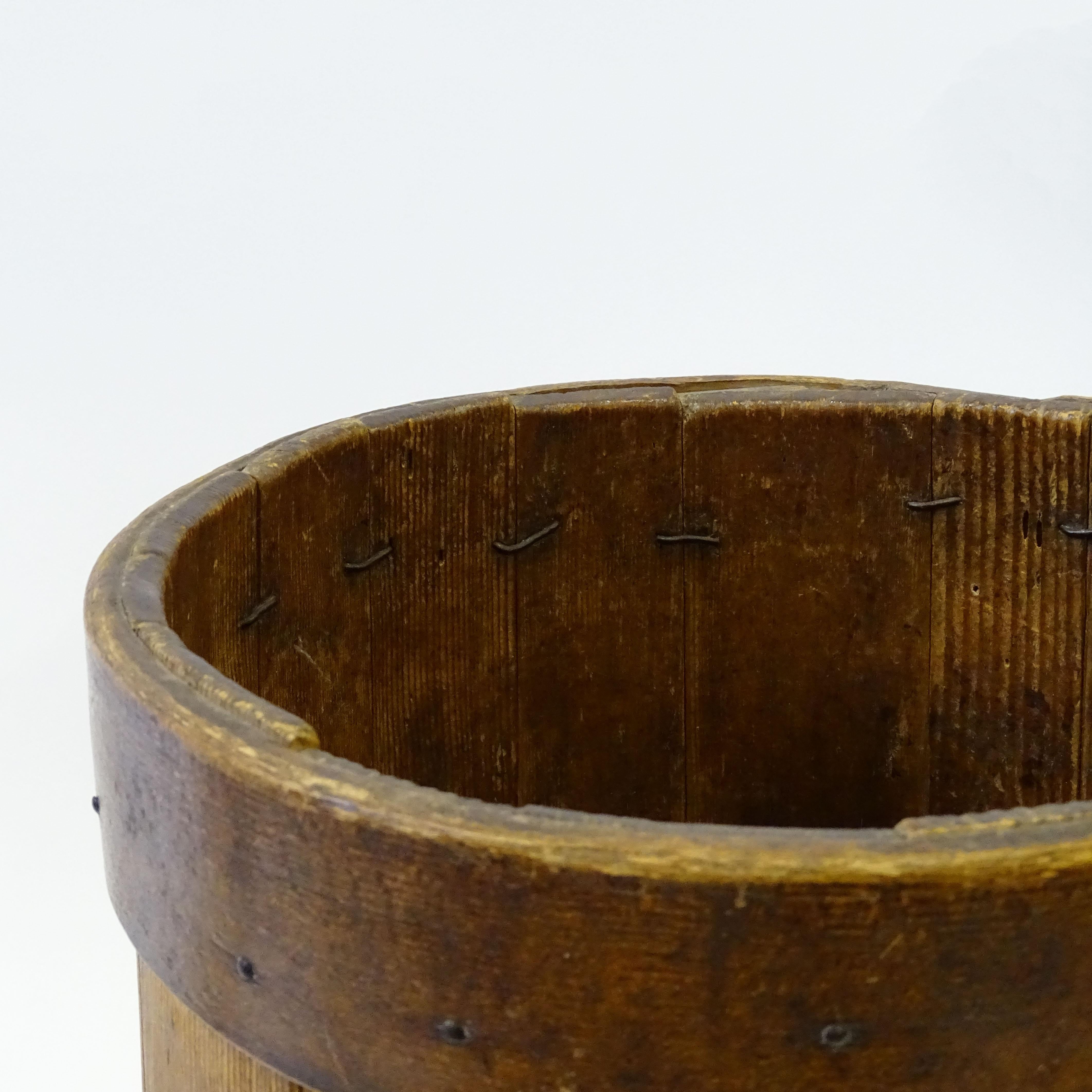Récipient à blé antique d'art populaire italien utilisé comme support de plantes. Bon état - En vente à Milan, IT