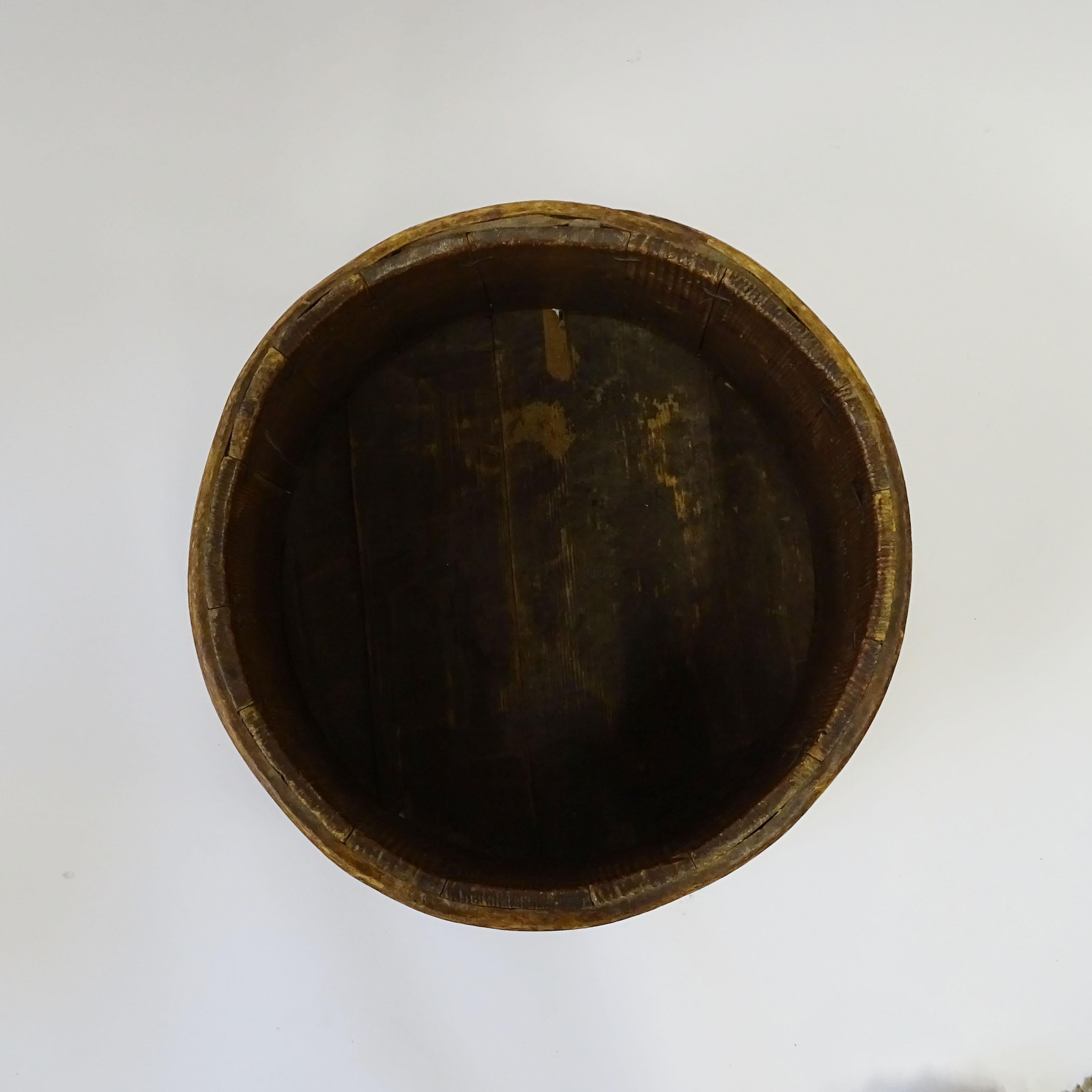 Début du 20ème siècle Récipient à blé antique d'art populaire italien utilisé comme support de plantes. en vente