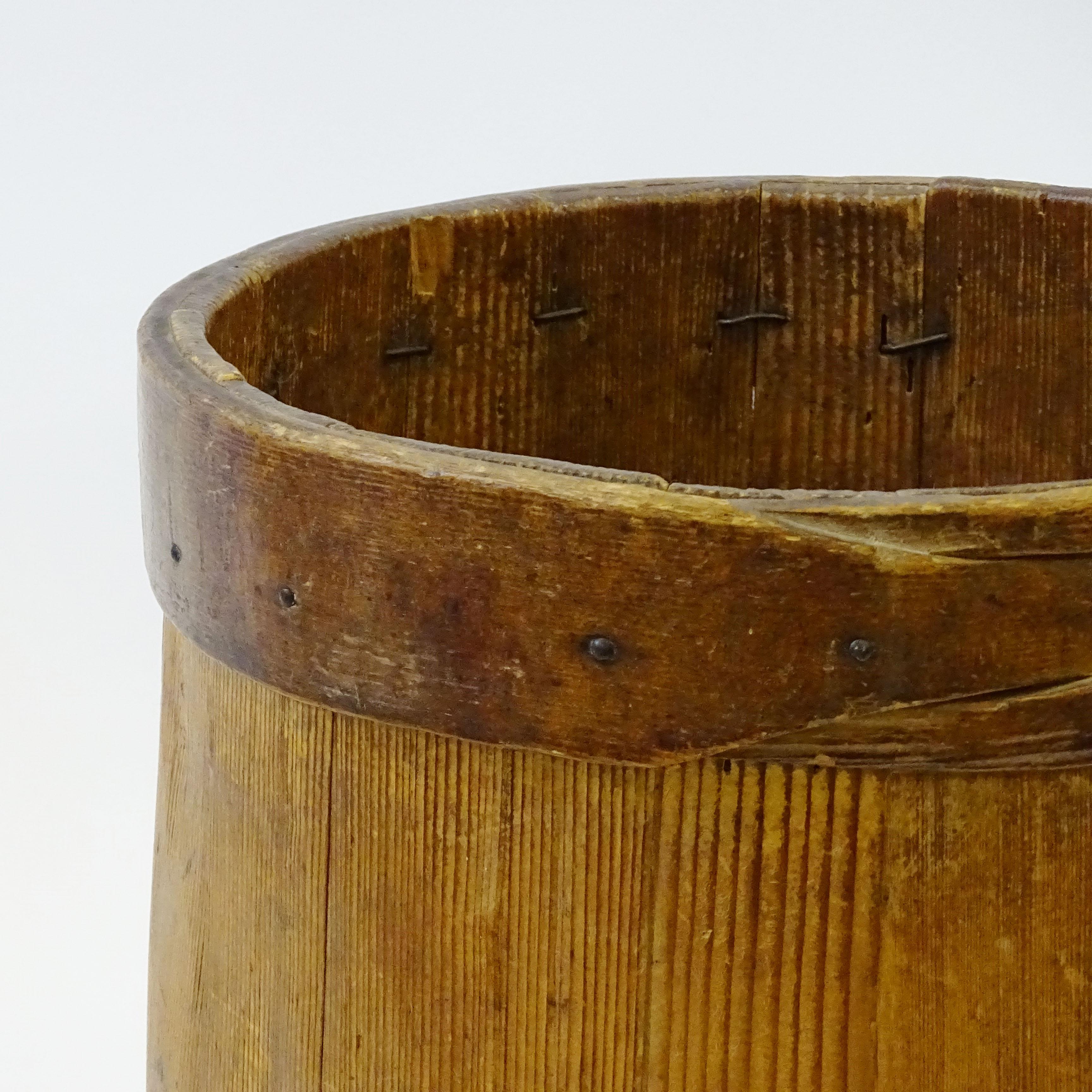 Bois Récipient à blé antique d'art populaire italien utilisé comme support de plantes. en vente