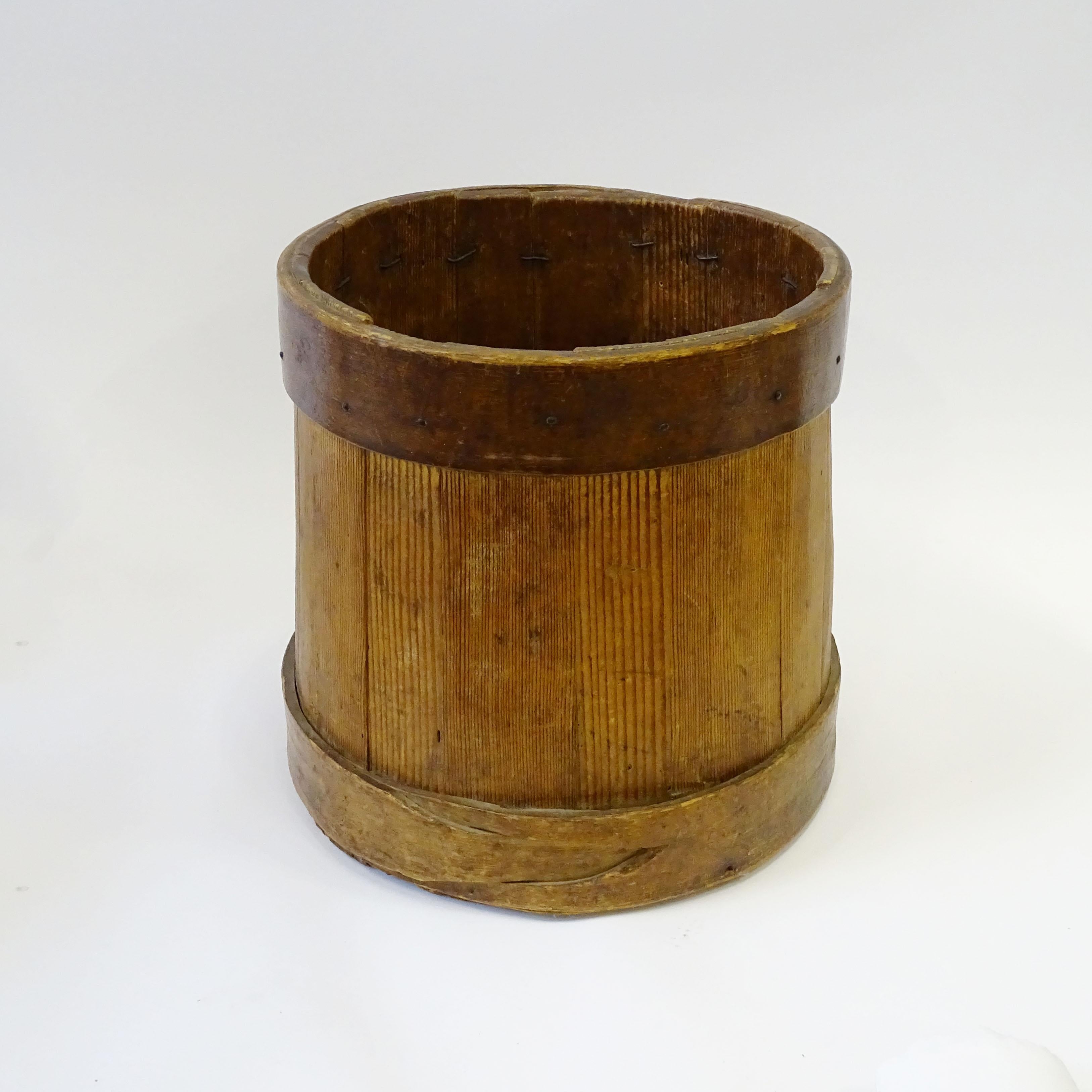 Récipient à blé antique d'art populaire italien utilisé comme support de plantes. en vente 1