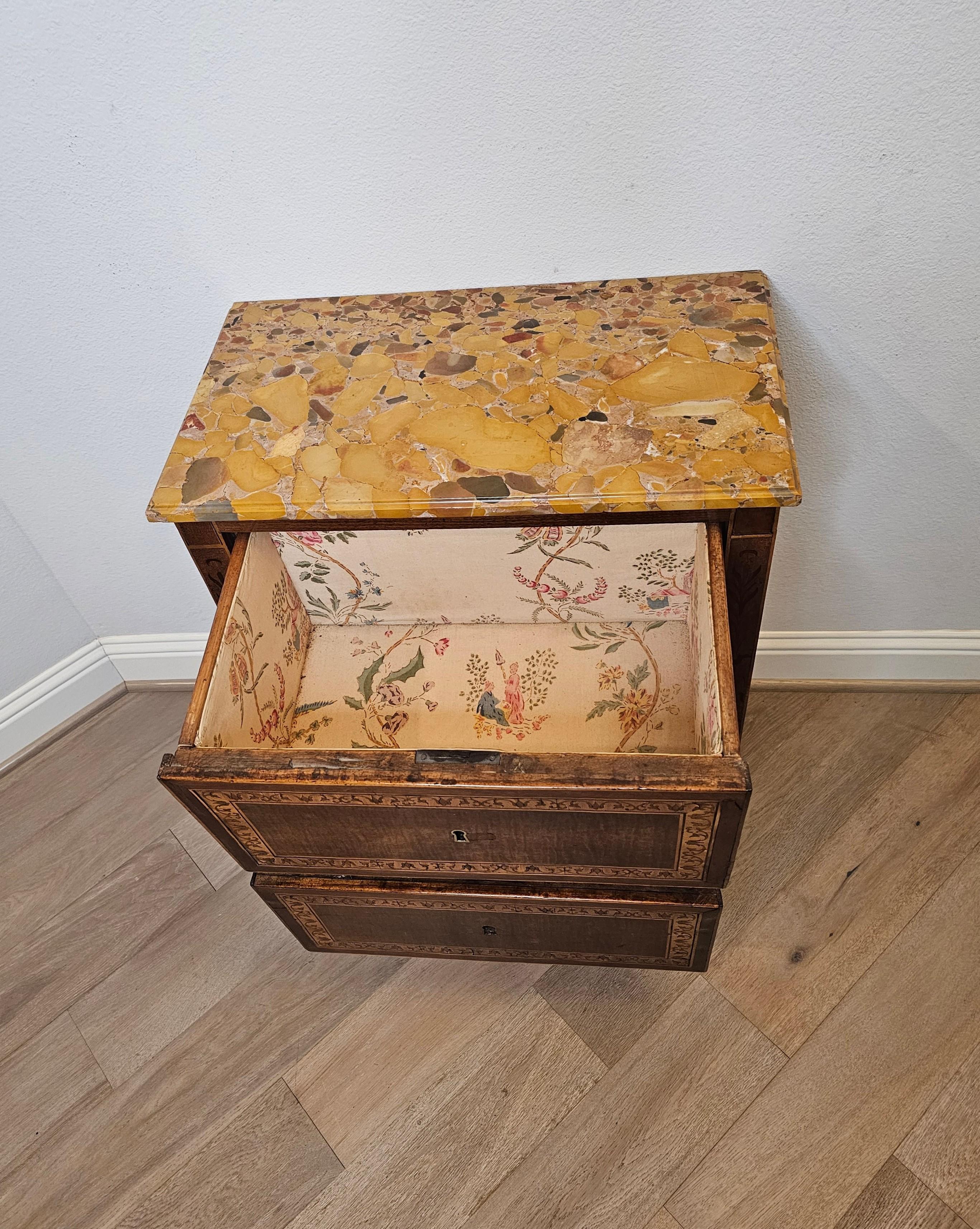 Antigua mesilla de noche italiana / francesa de marquetería neoclásica en venta 3
