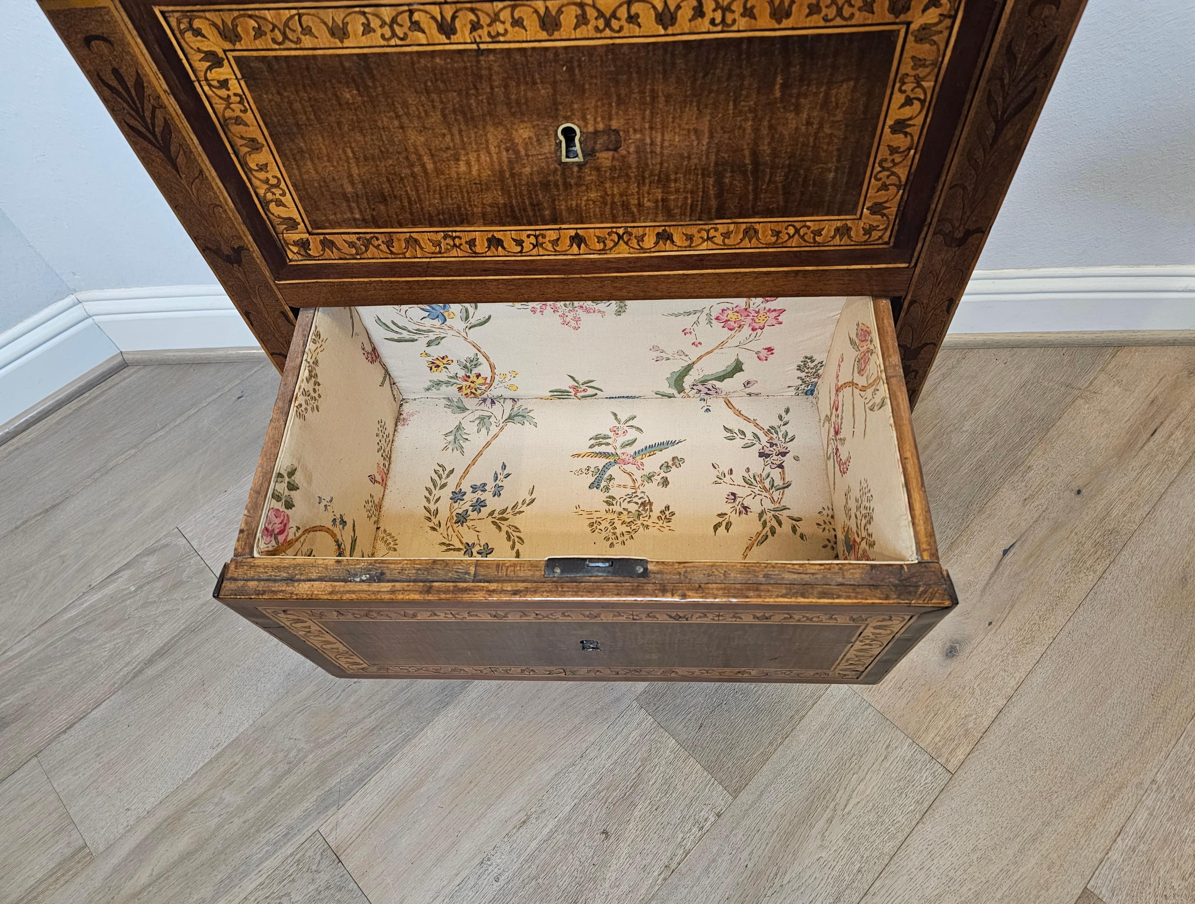 Antigua mesilla de noche italiana / francesa de marquetería neoclásica en venta 4