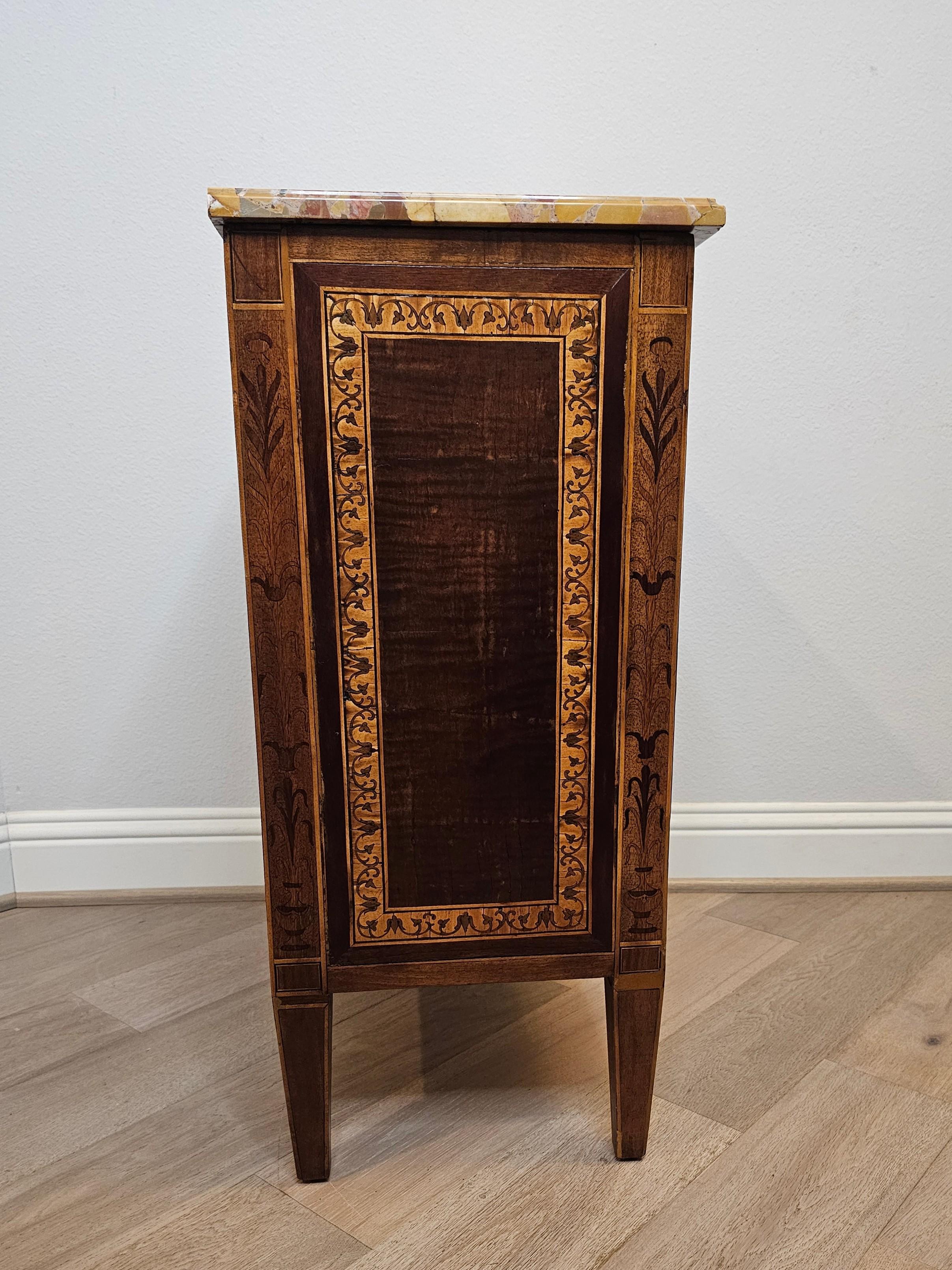 Antigua mesilla de noche italiana / francesa de marquetería neoclásica en venta 6