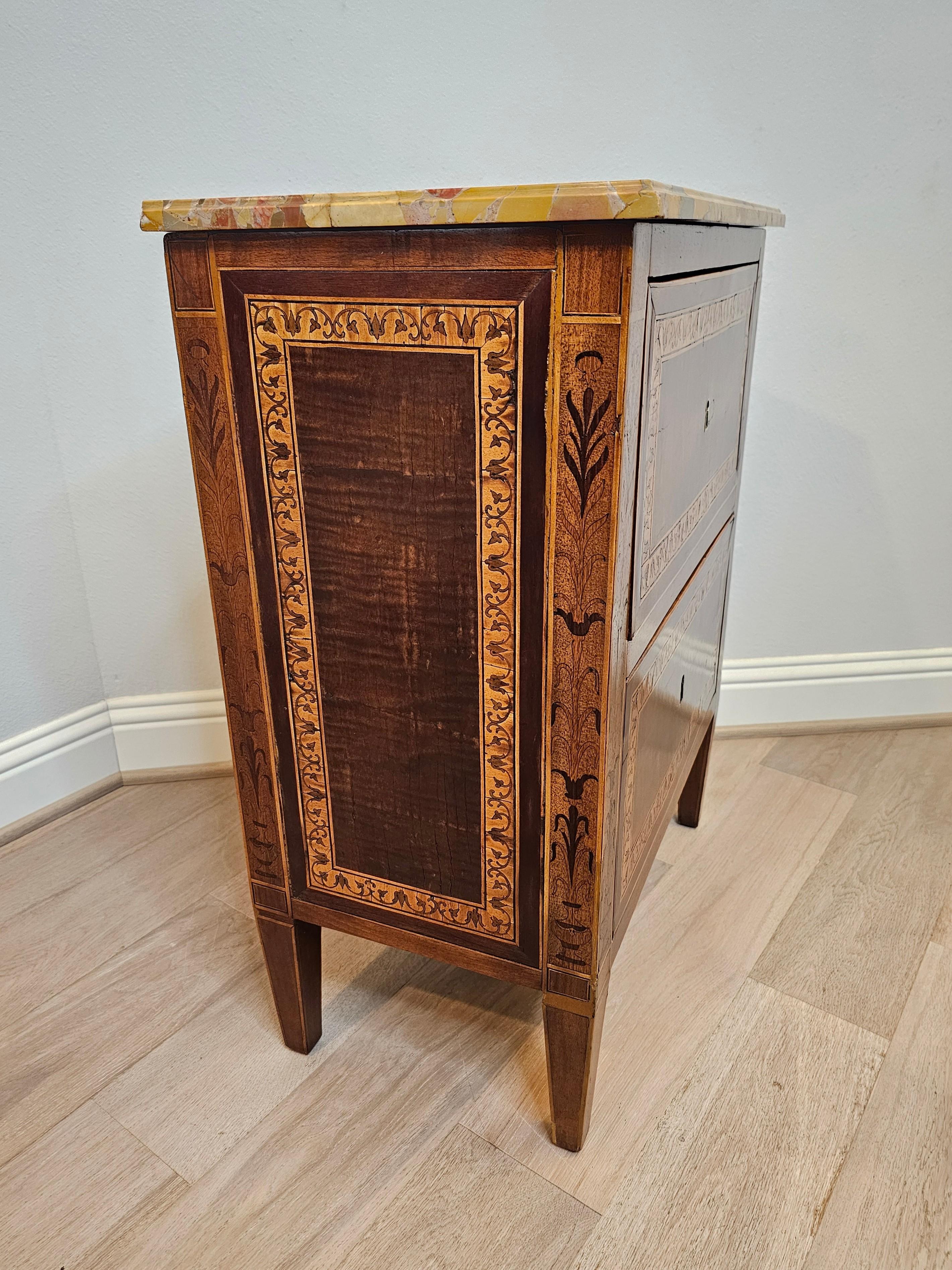 Antigua mesilla de noche italiana / francesa de marquetería neoclásica en venta 7
