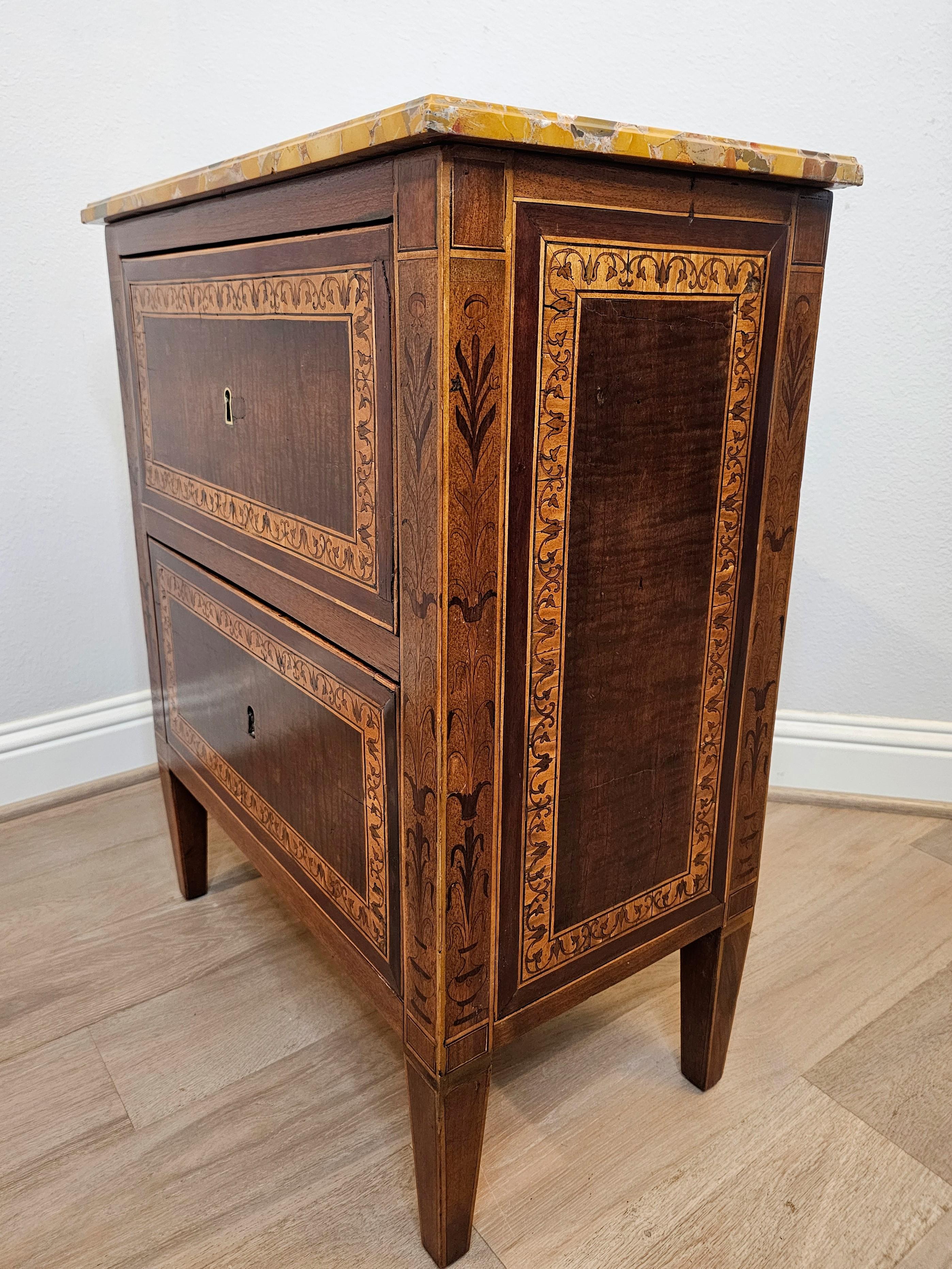 Antigua mesilla de noche italiana / francesa de marquetería neoclásica en venta 8